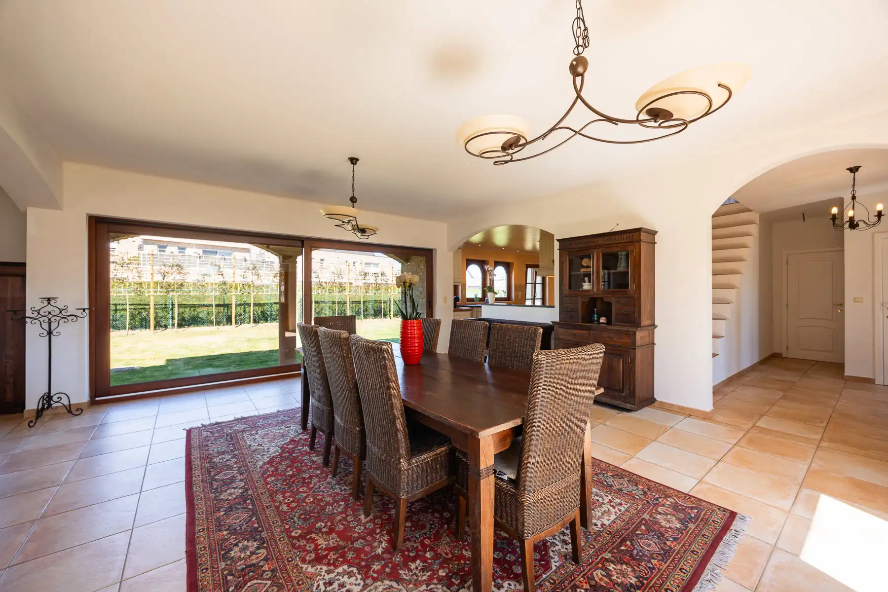 Rustig gelegen ruime villa in Spaanse stijl met grote tuin foto 6
