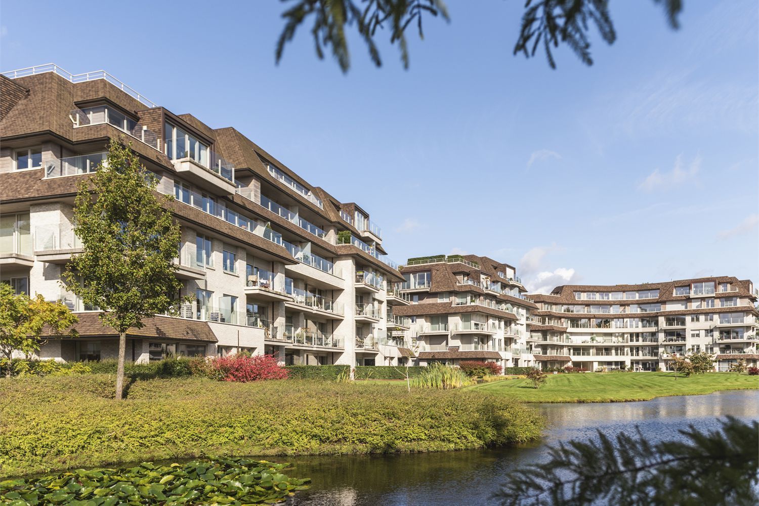 Ruim hoekappartement met 2 slaapkamers en terras foto 1