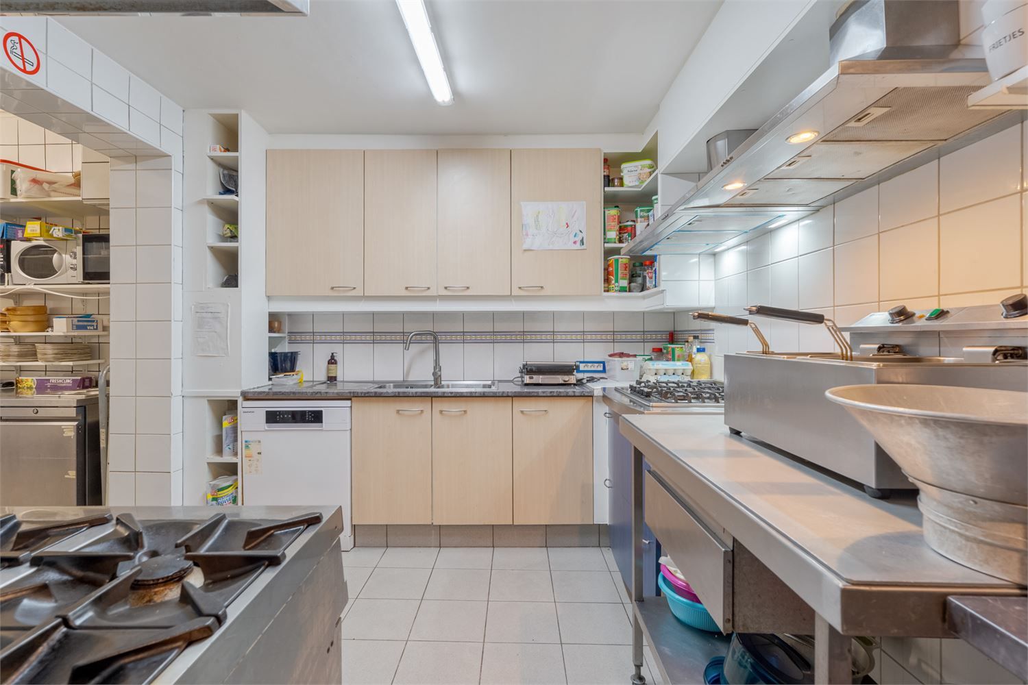 Instapklaar handelspand met woonst op toplocatie – horeca-inboedel inbegrepen! foto 17