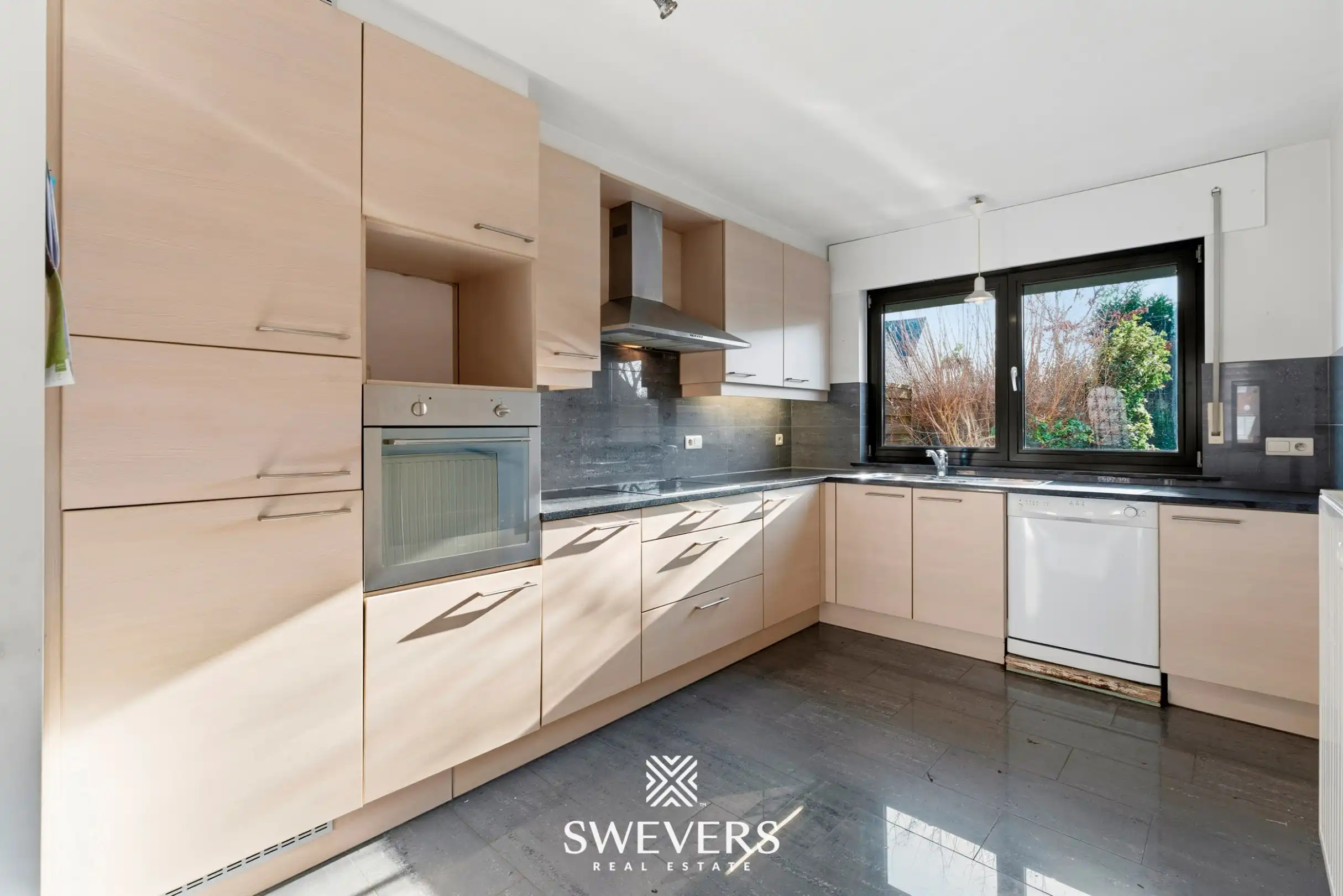 Verrassend ruime gezinswoning: 4 slaapkamers, garage, kelder & zolder foto 9