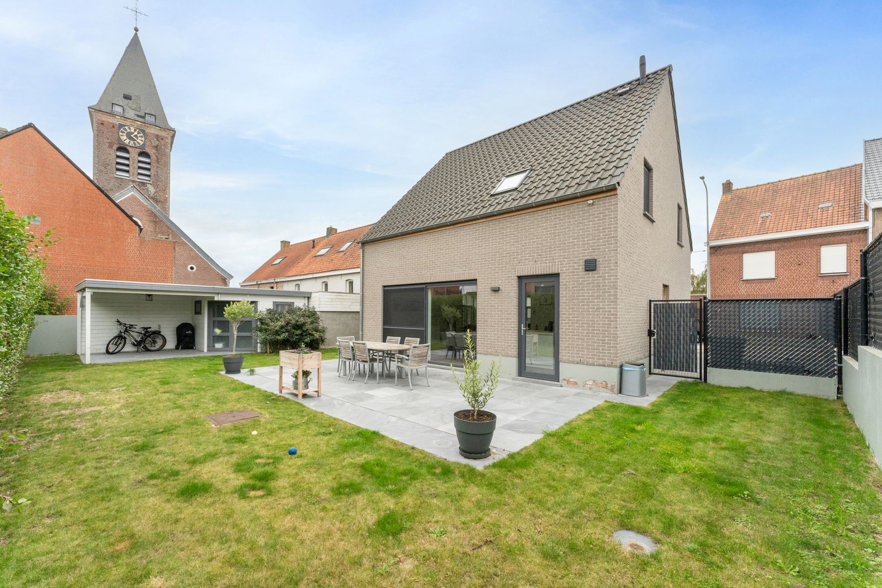 Recente open bebouwing in hartje Otegem foto 2