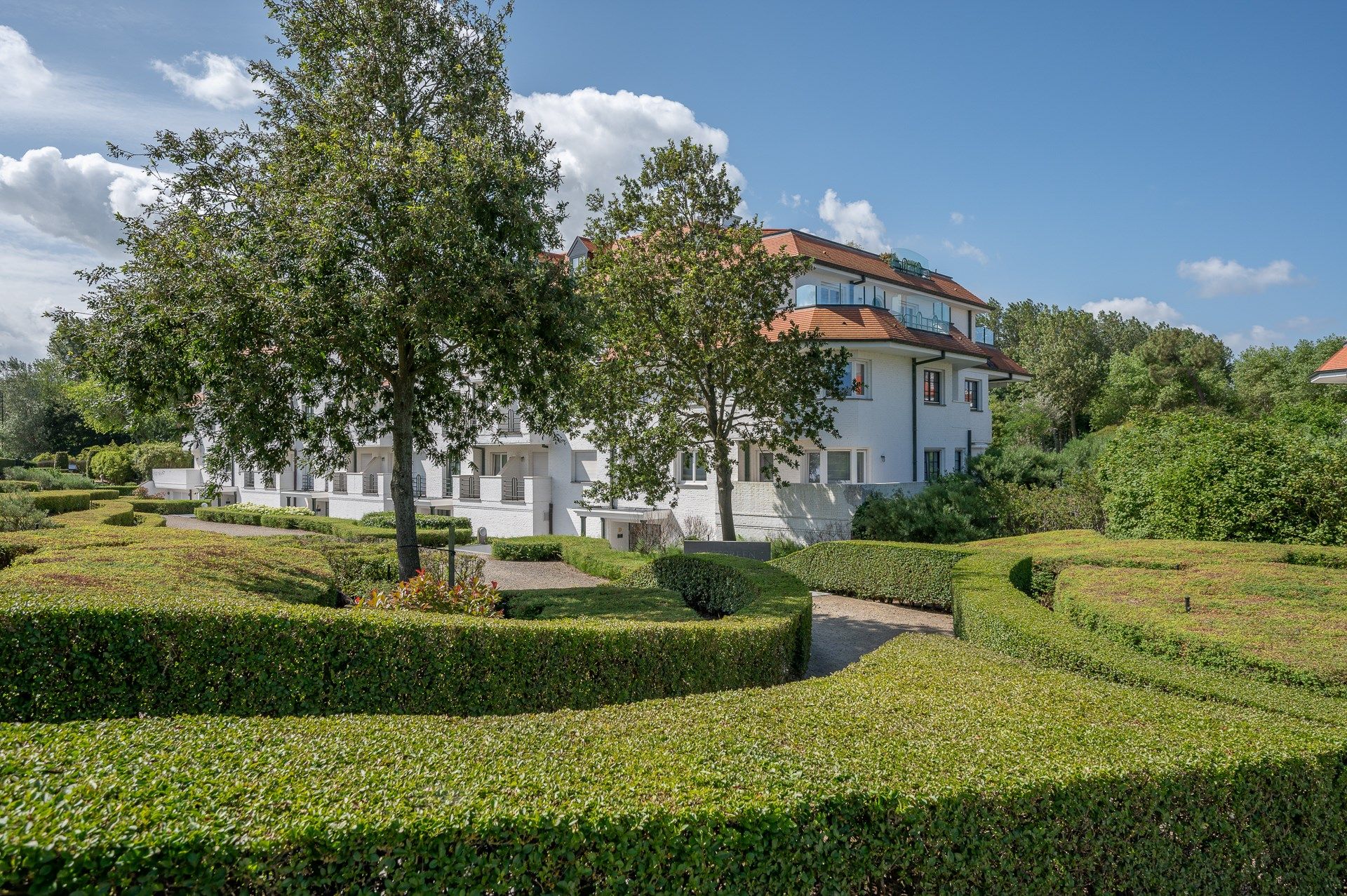 Uitzonderlijk gerenoveerd hoekappartement gelegen in hartje Zoute, in het zeer exclusieve domein "Tennis Gardens" - een privé park van +/- 5 ha, vlakbij de zee  foto 16