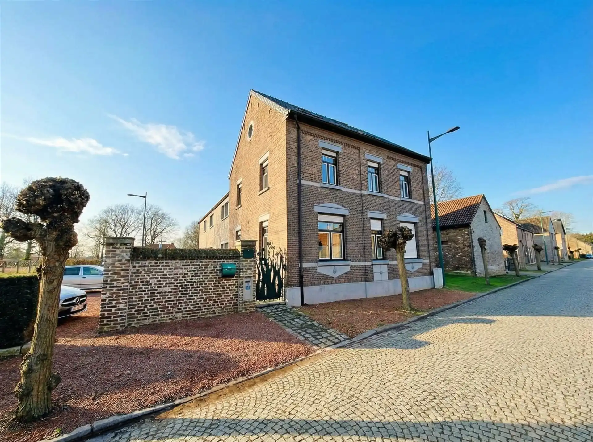 Ruim en karaktervol appartement van 190m² in het charmante Maasdorp Vucht! foto 2