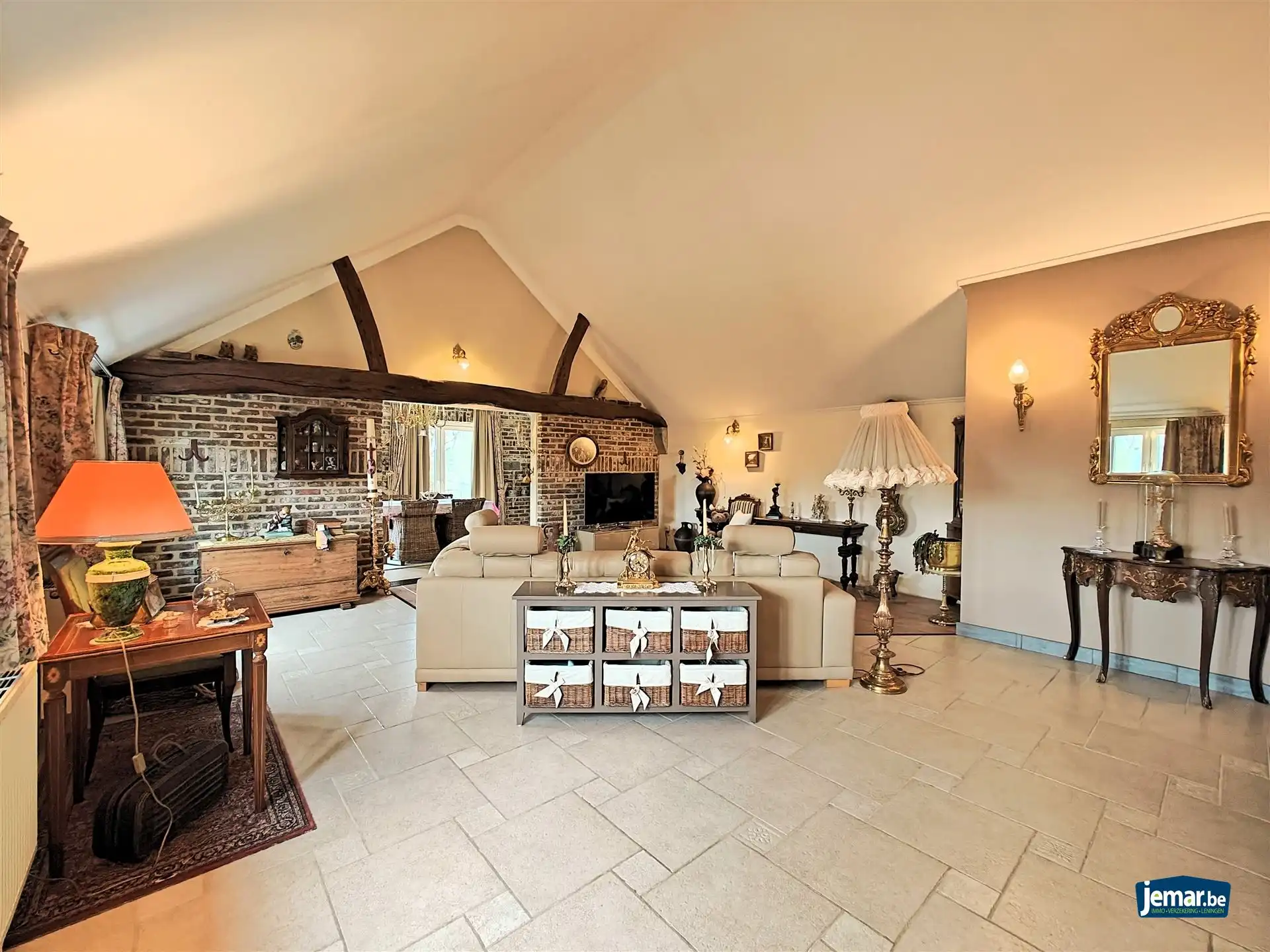 Ruim en karaktervol appartement van 190m² in het charmante Maasdorp Vucht! foto 2