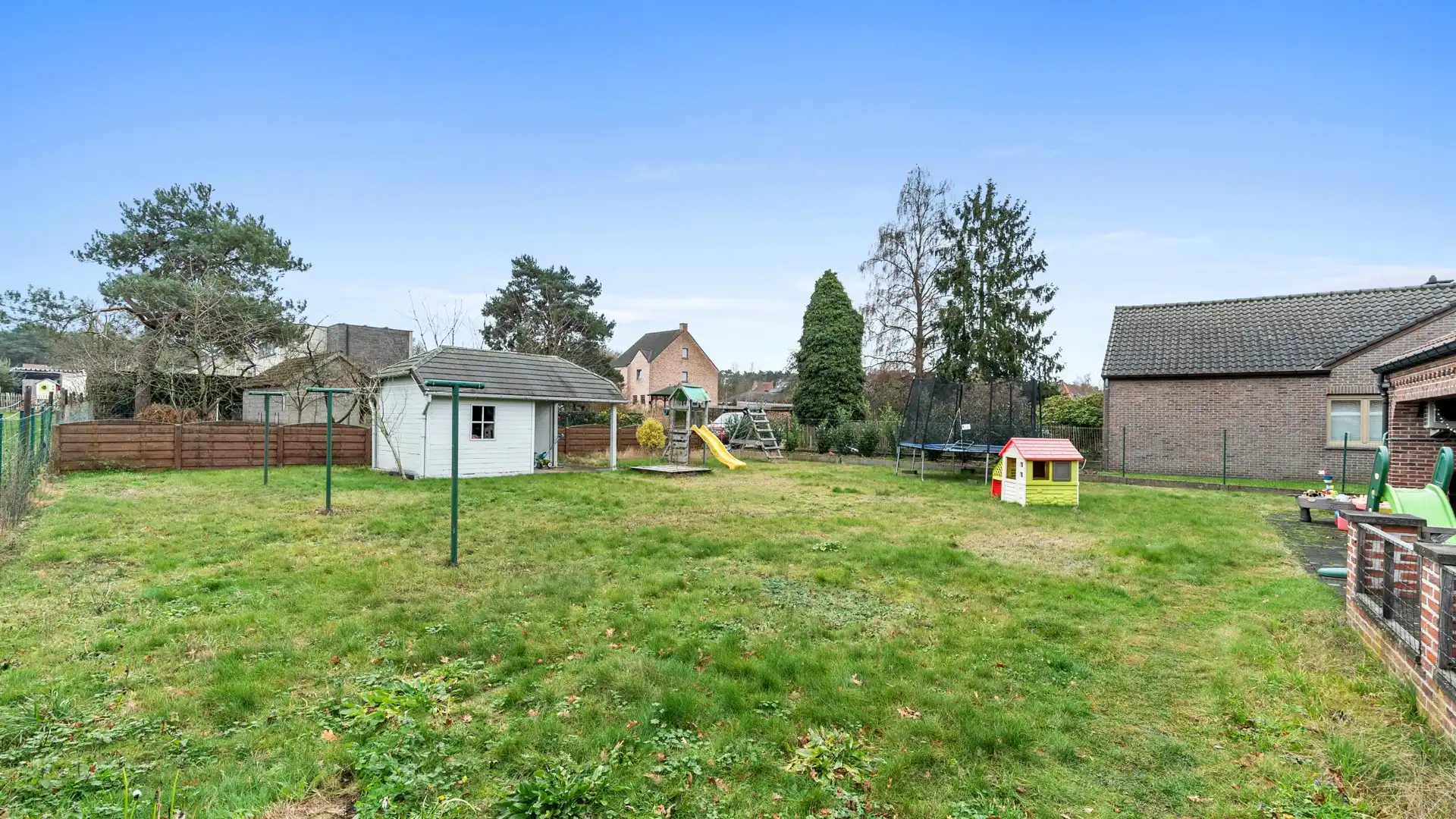 Vrijstaande woning met tuin en inpandige garage foto 4
