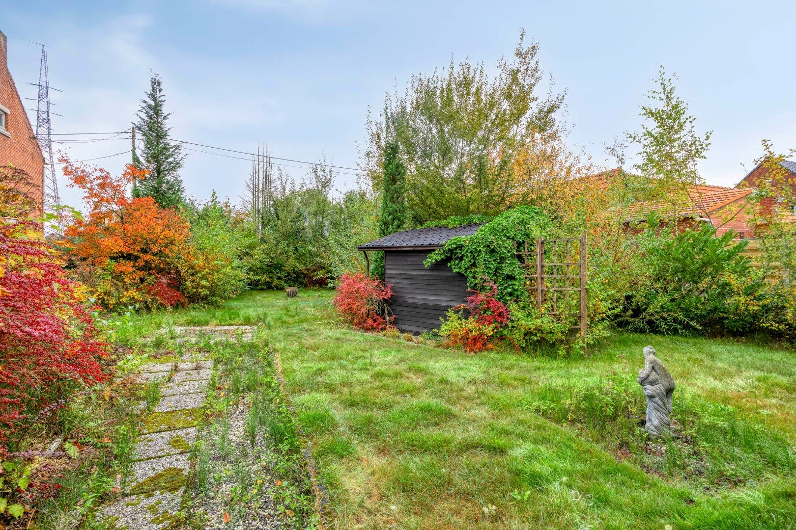 Rustig gelegen te renoveren woning op een mooi perceel van 13 are. foto 24