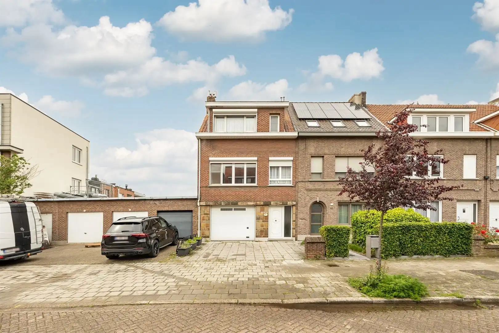 Ruime gezinswoning met zonnige tuin en renovatiepotentieel foto 31