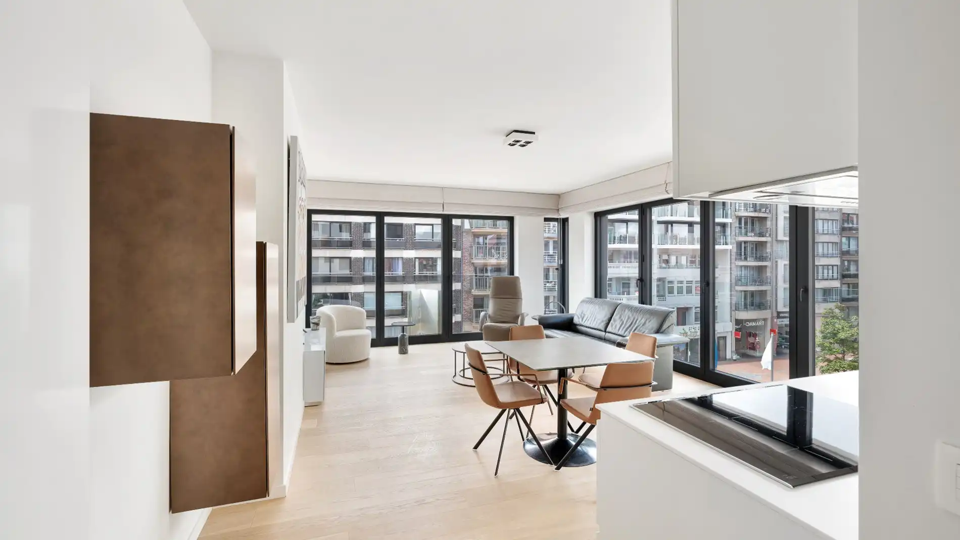 Mooi gerenoveerd, zuidwest georiënteerd HOEKappartement centraal gelegen op de Lippenslaan te Knokke. foto 3