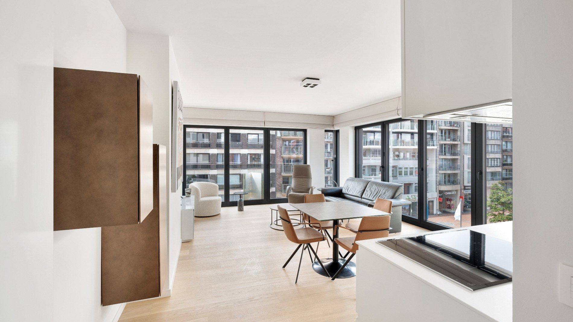 Mooi gerenoveerd, zuidwest georiënteerd HOEKappartement centraal gelegen op de Lippenslaan te Knokke. foto 3