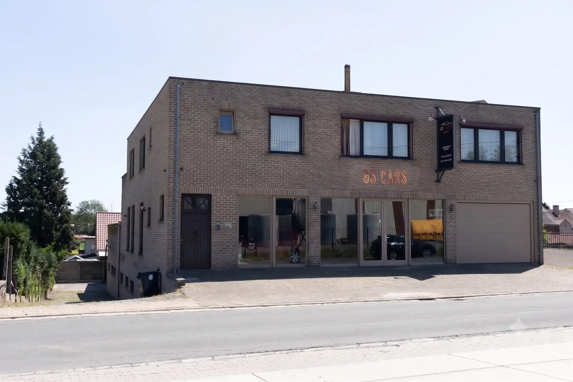 Veelzijdig handelspand met toonzaal, atelier en ruime woonst te Okegem foto {{pictureIndex}}