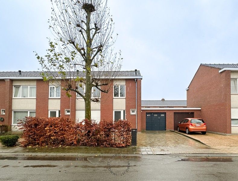 Rustig gelegen woning met drie slaapkamers, oprit, garage en tuin foto {{pictureIndex}}