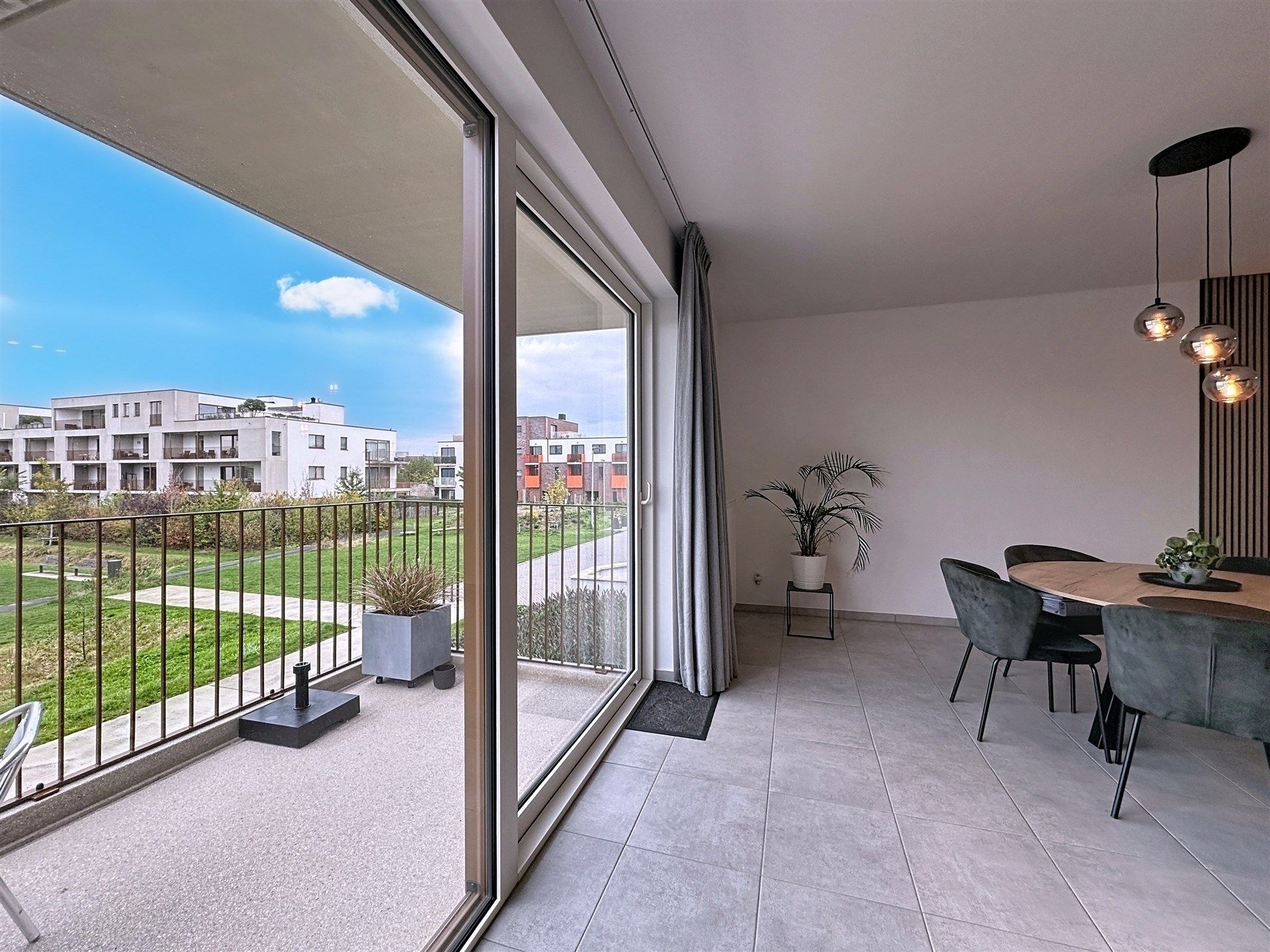 Recent en energiezuinig (A-label) appartement met groot overdekt terras, ondergrondse autostaanplaats en privatieve berging. foto 3