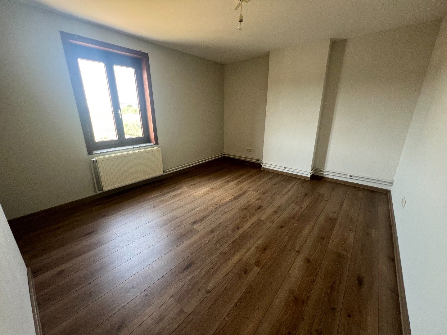 Opgefriste, ruime woning met 4 slpks, garage, carport, terras en tuin foto 13
