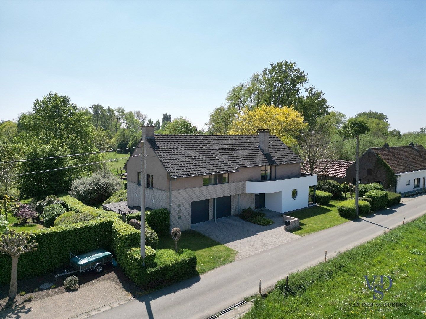 Exclusieve villa met weide (ca. 1 ha) en adembenemende vergezichten foto {{pictureIndex}}