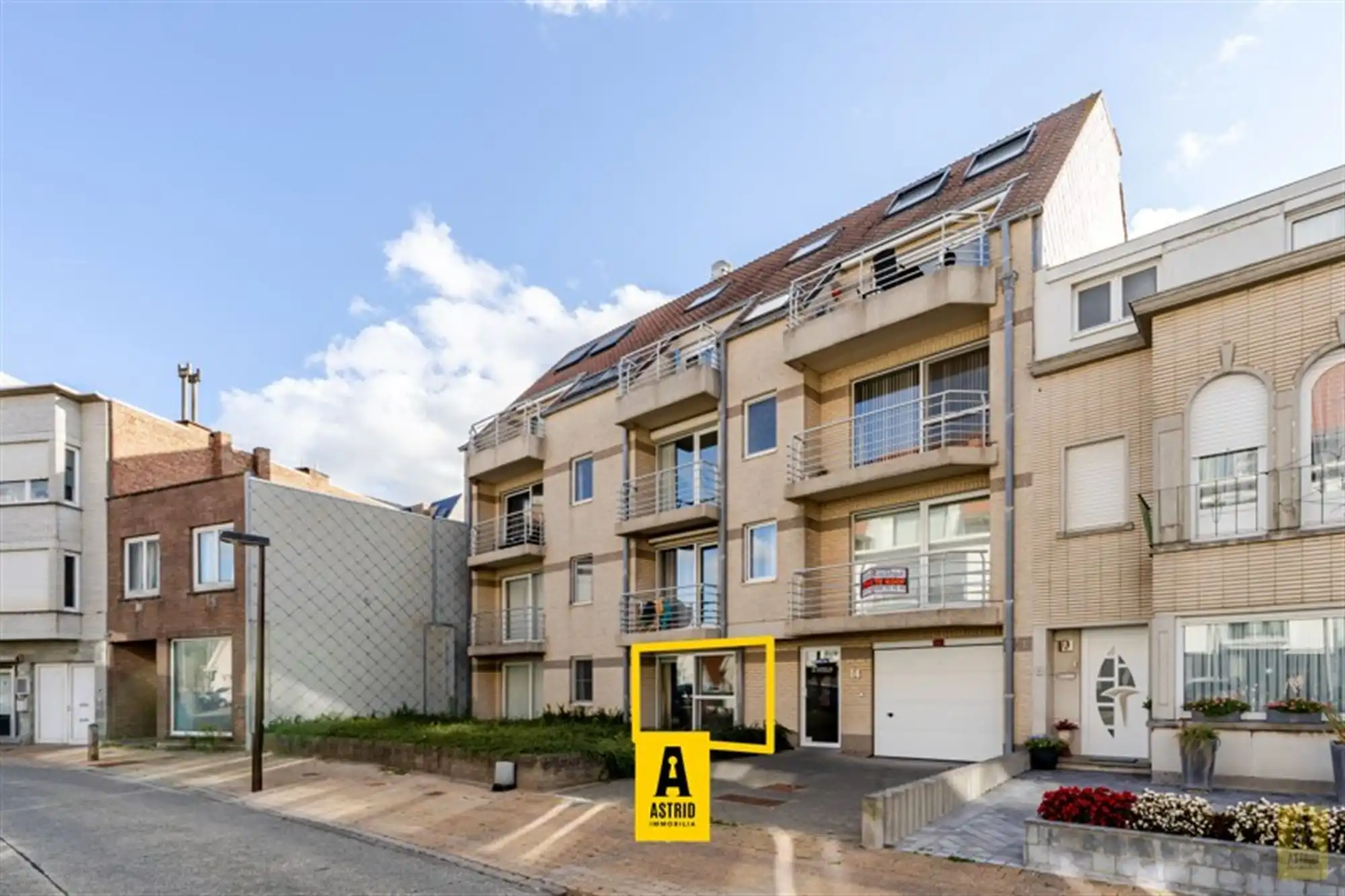 Gezellig gelijkvloers appartement met zonnig terras vlak aan zee én centraal! foto {{pictureIndex}}