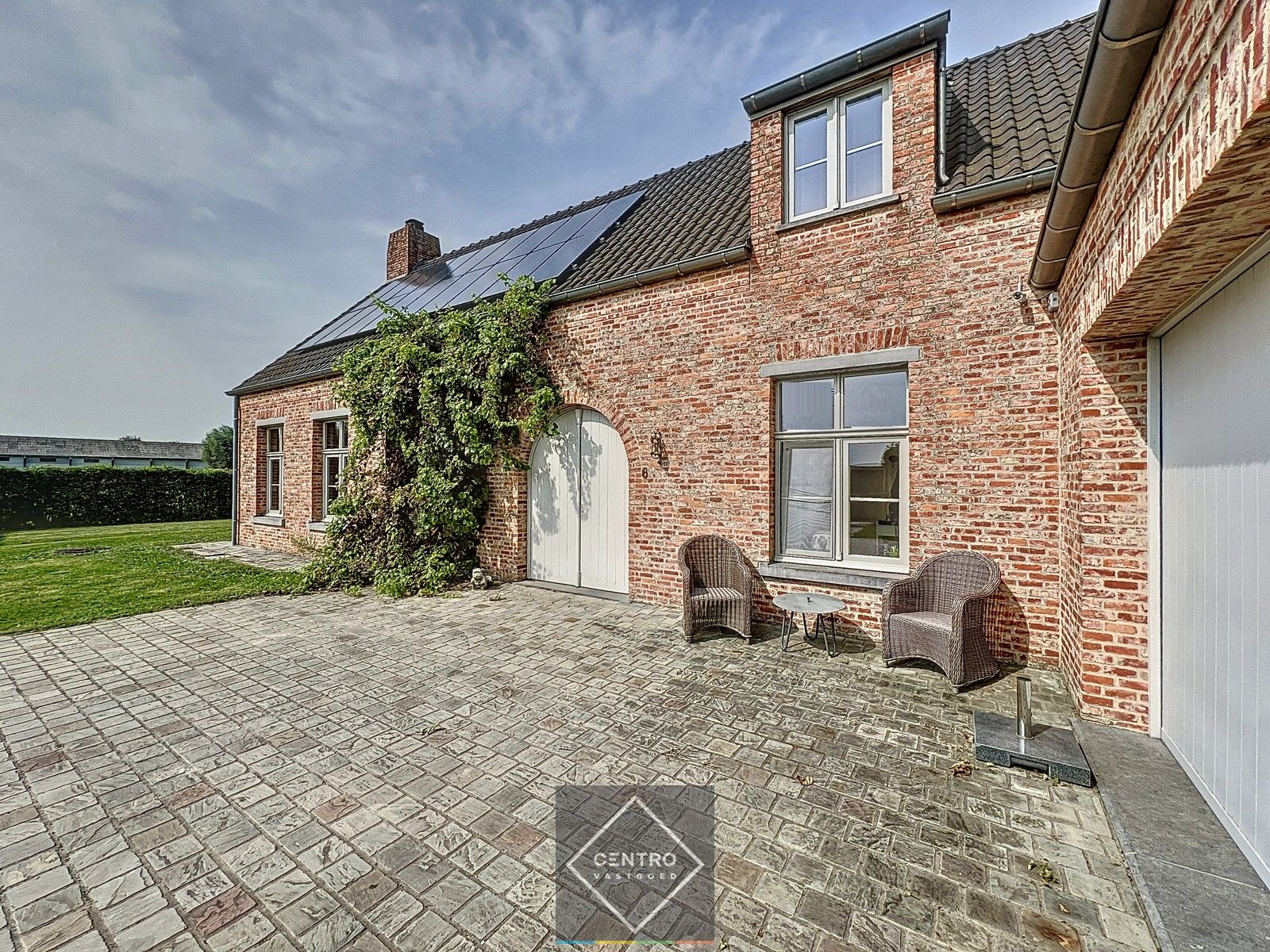 Prachtige LANDELIJKE VILLA in pastorijstijl (EPC-score B) met zwembad en weide achteraan op een perceel van 2.730m² te IZEGEM ! foto 9