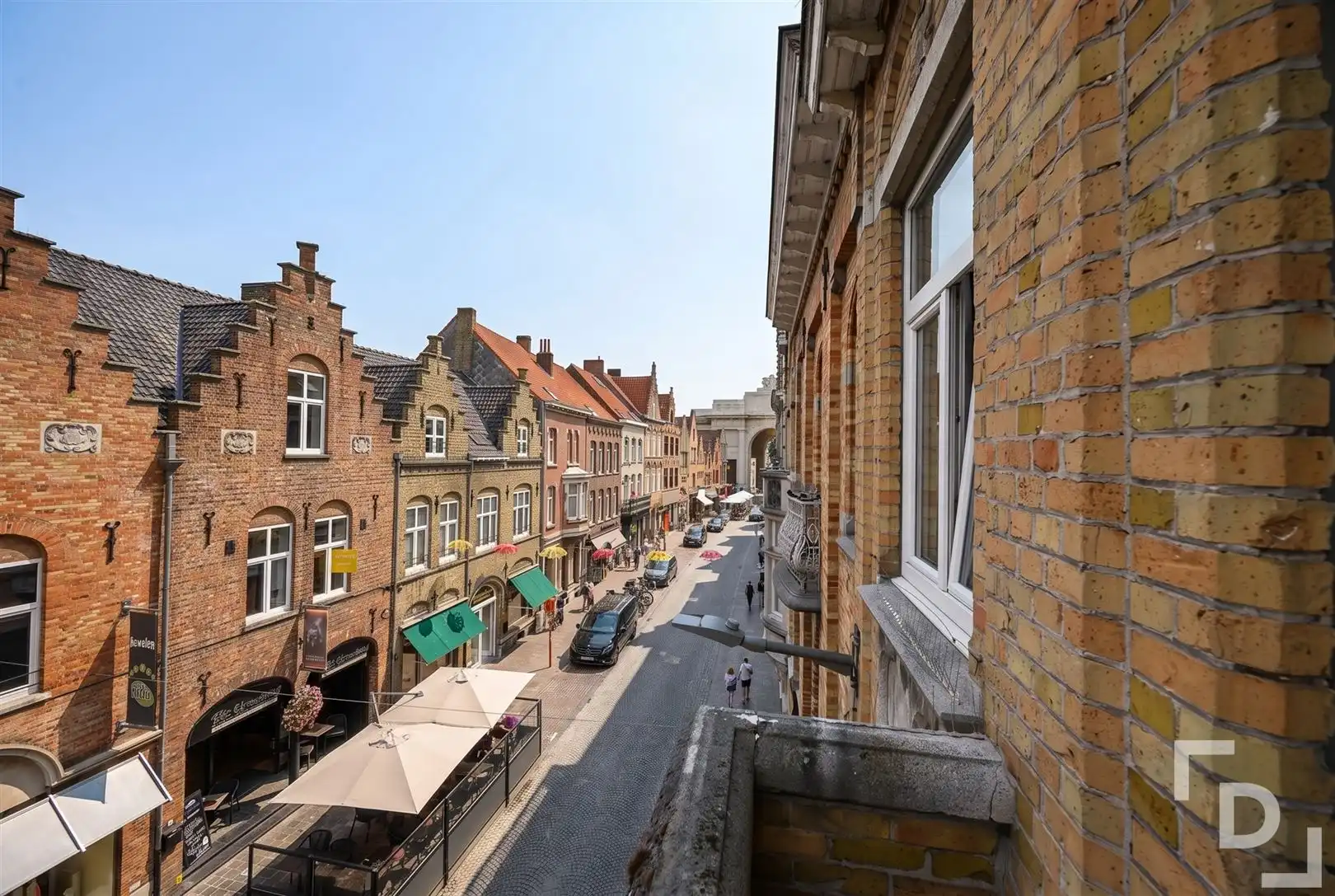 Lichtrijke duplex op een boogscheut van de Menenpoort foto 11