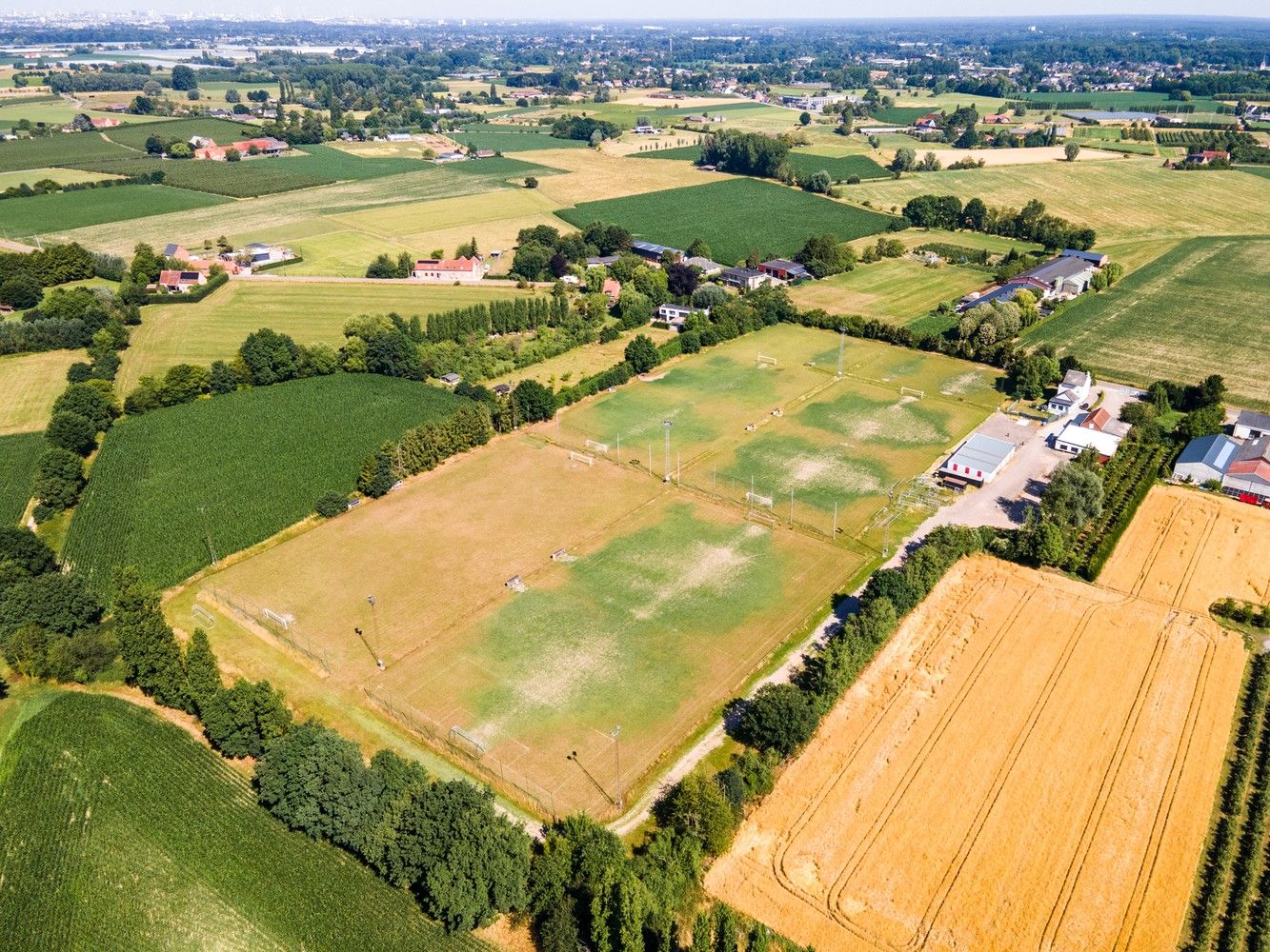 Sportaccommodatie met een zeer goede bereikbaarheid op 4 ha te Boechout foto {{pictureIndex}}