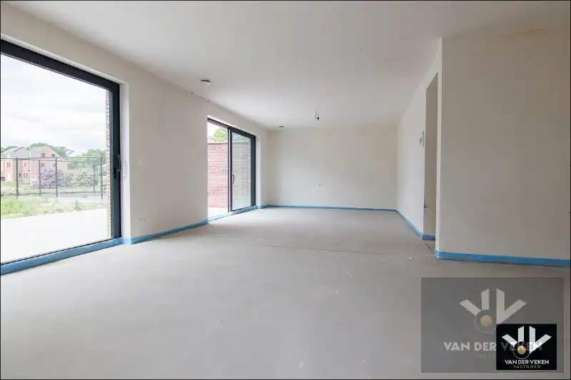 Ruim gelijkvloers nieuwbouwappartement met 4 slaapkamers en 2 badkamers, ruim terras en een mooie tuin op een goed bereikbare locatie! foto 6