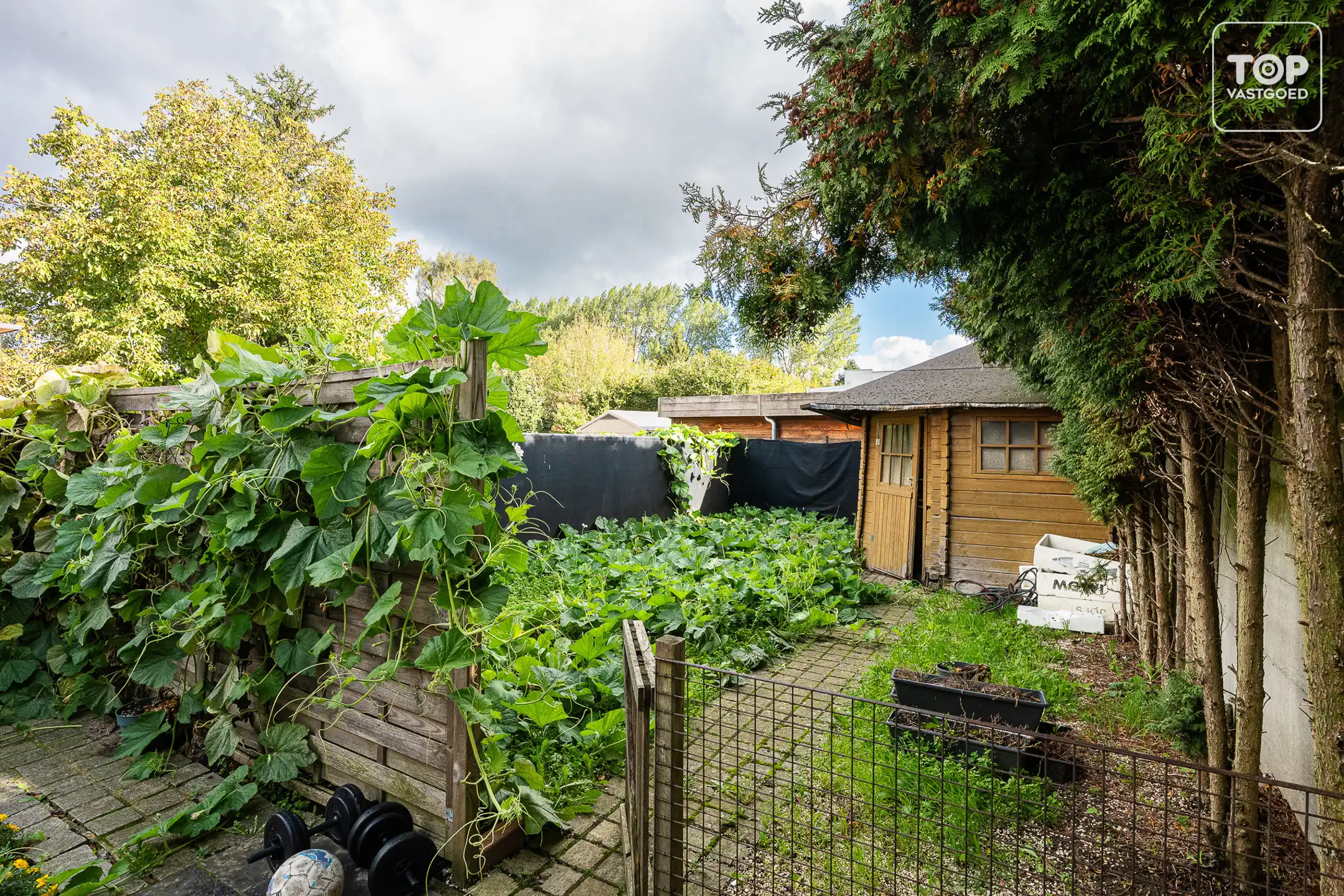 Karaktervolle half open woning met mooie gevel.  foto 24