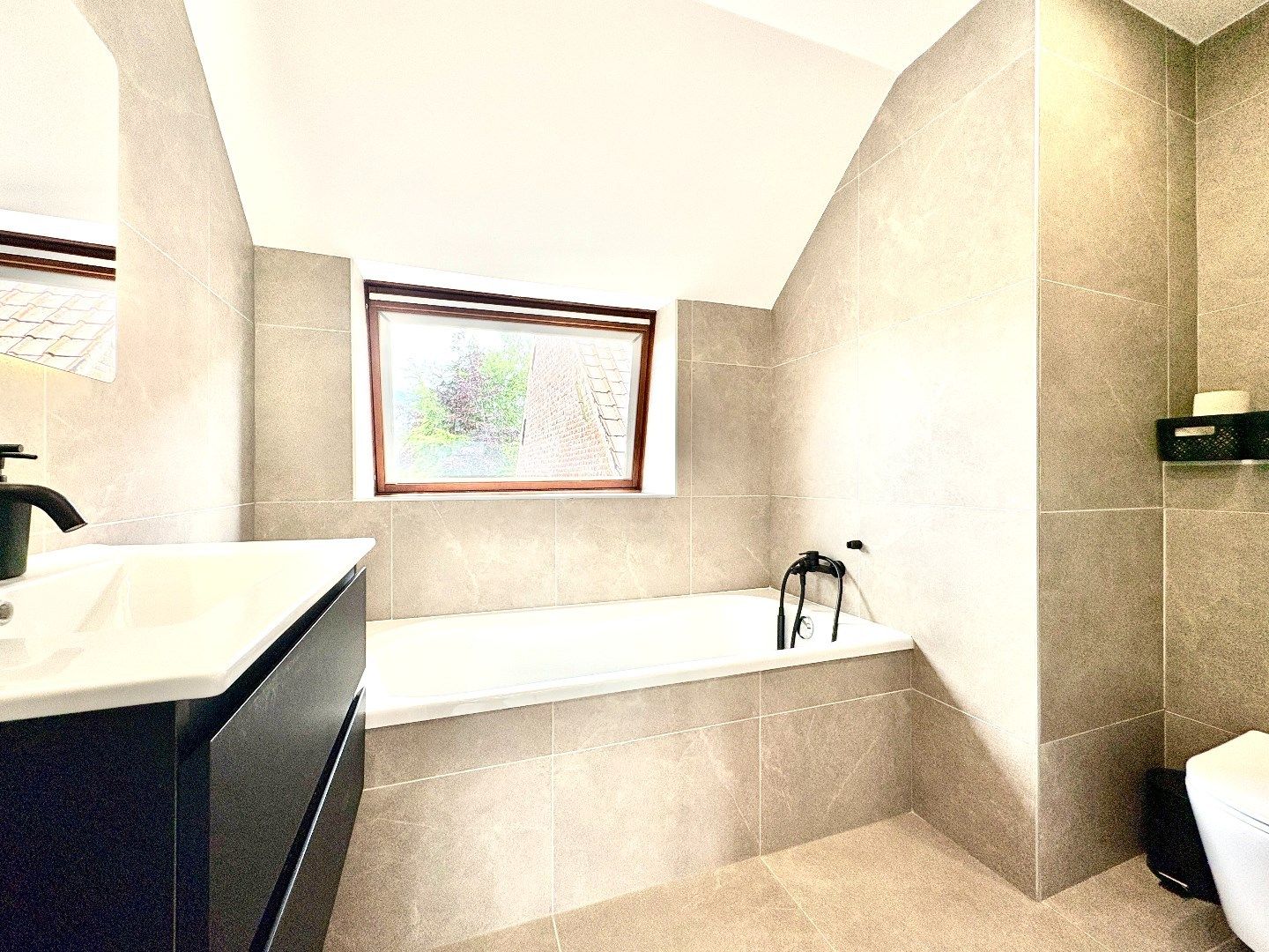 Compleet gerenoveerde woning met uitweg, 2 badks, ¾ slks en tuin. foto 21