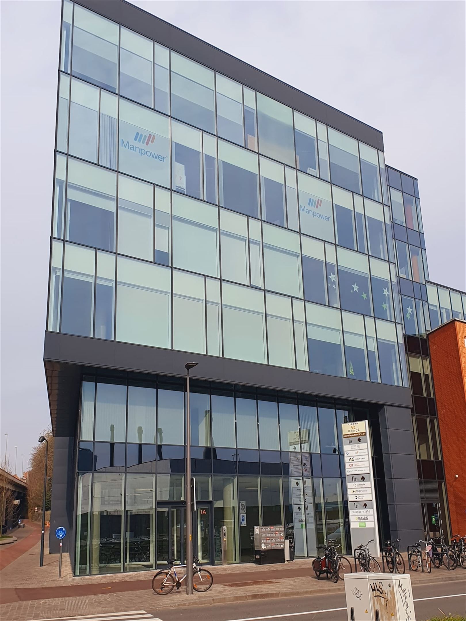 Kantoorgebouw foto {{pictureIndex}}