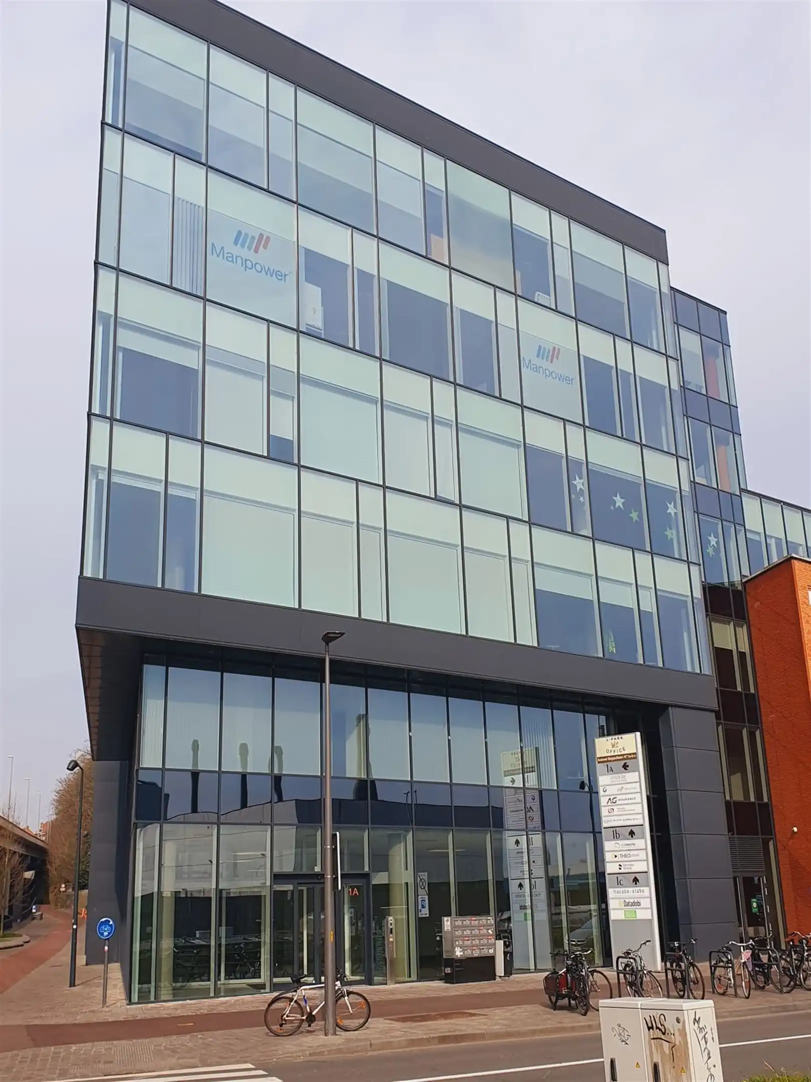 Kantoorgebouw foto {{pictureIndex}}