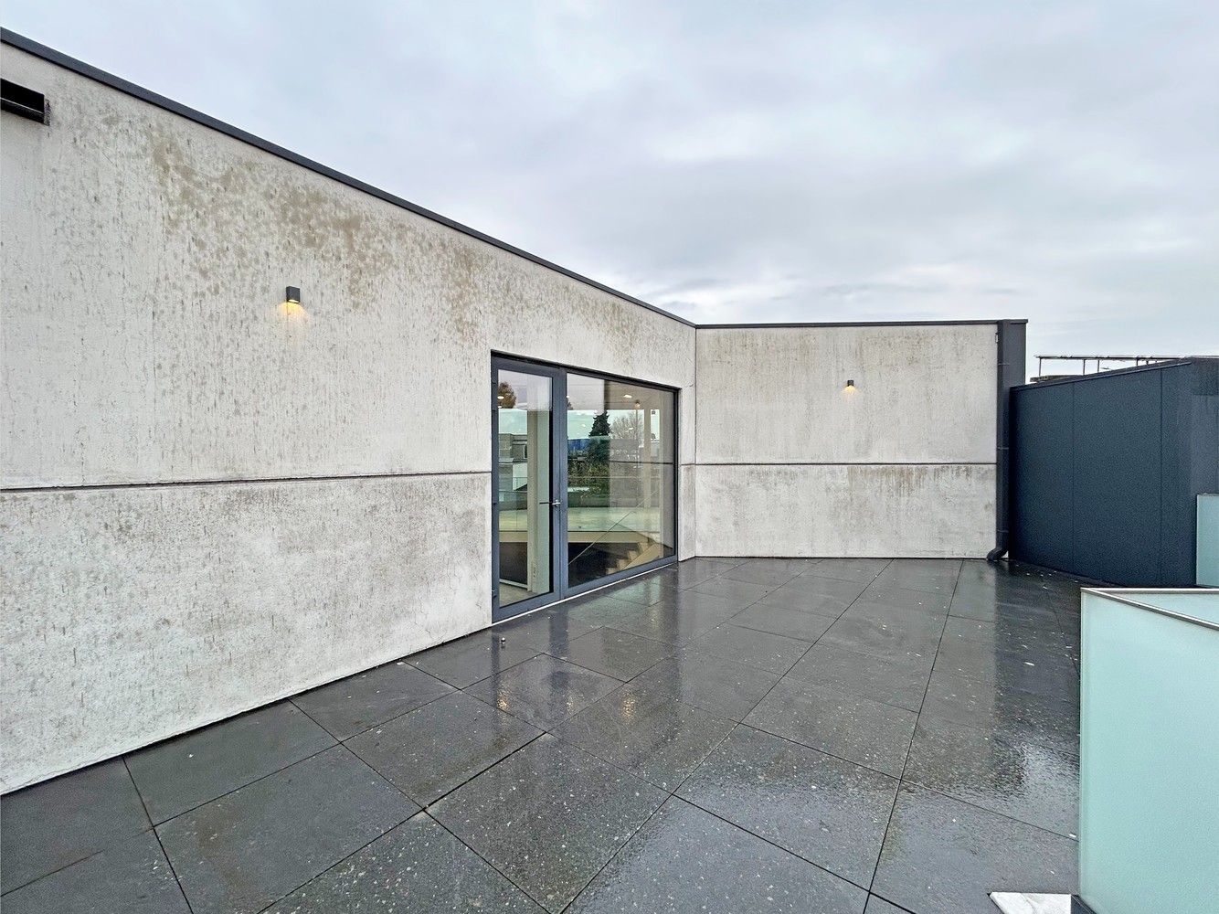 Modern en lichtrijk handelspand/kantoor met magazijn (300m²) te huur in Wijnegem! foto 12