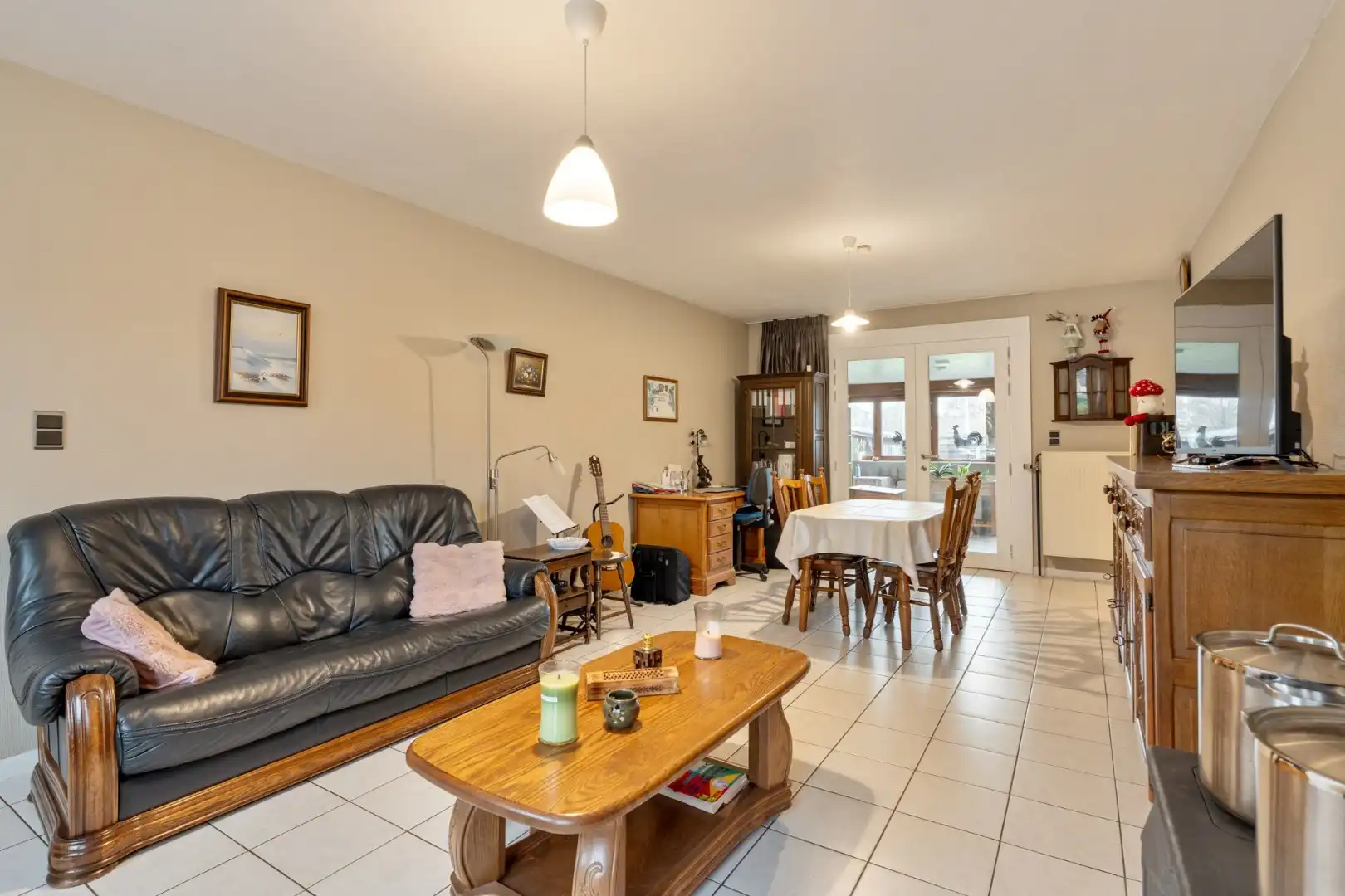 Vrijstaande gezinswoning, gebouwd in 1993 op een perceel van 5a74ca, gunstige ligging vlakbij het centrum. foto 5