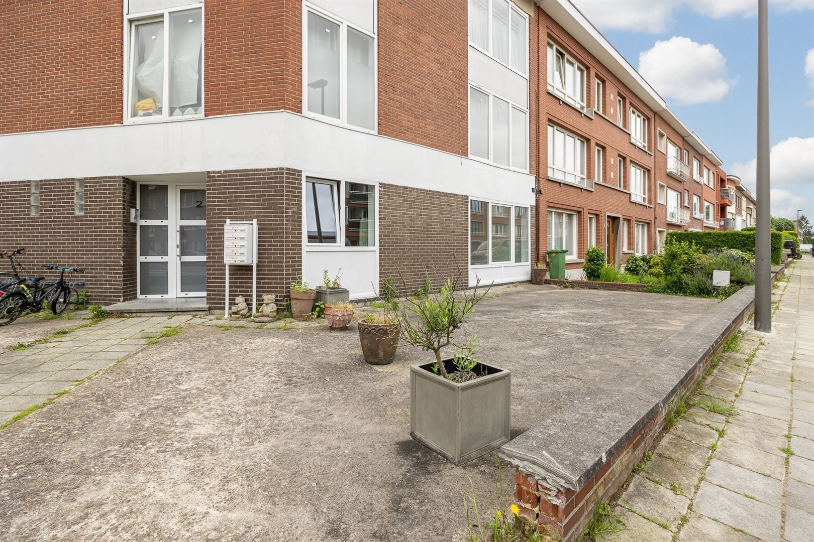 Gerenoveerd gelijkvloers 1-slaapkamer appartement met garagebox foto 2