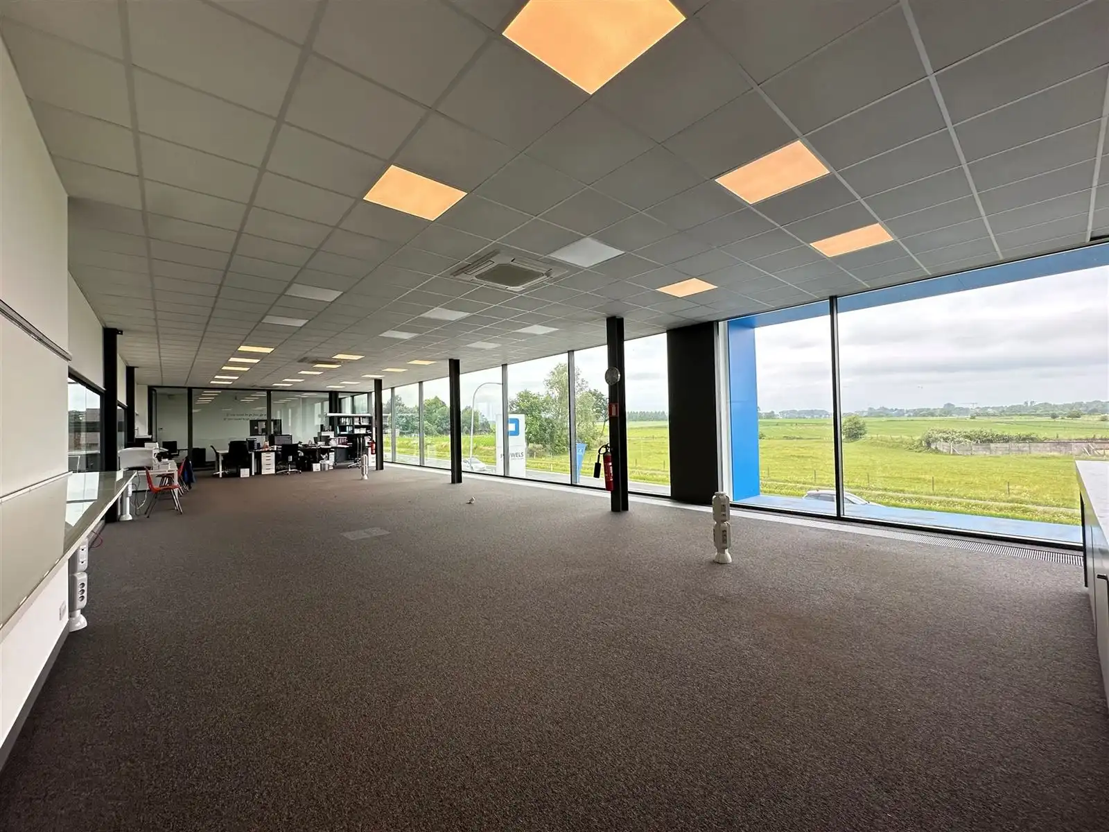 Kantoor/handelspand op toplocatie te Ninove! foto {{pictureIndex}}