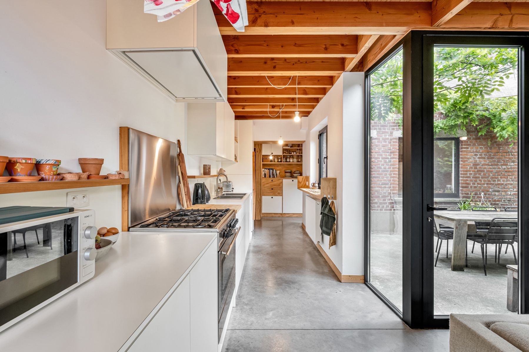 Architecturaal verbouwde hoeve met binnenkoer foto 14