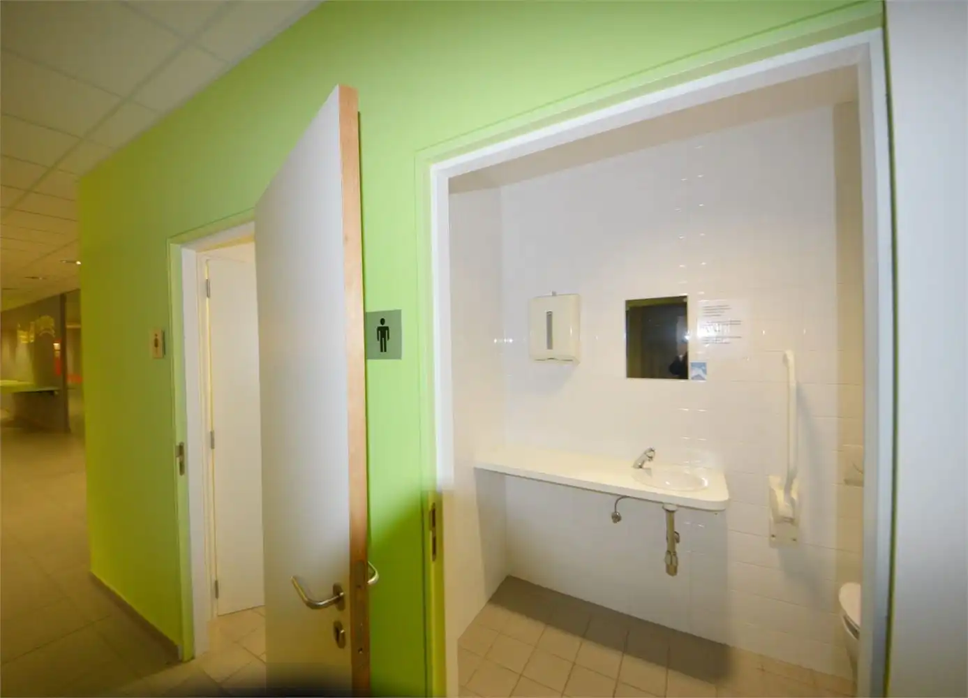 MODERN COMMERCIEEL PAND INCL. 6 PARKINGS foto 17