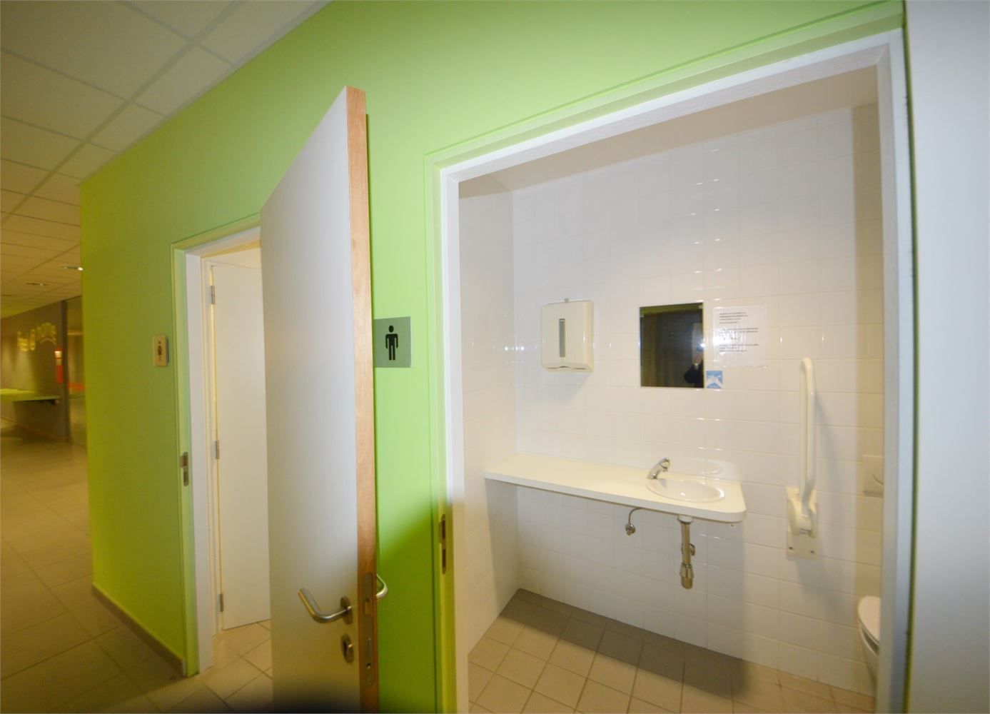 MODERN COMMERCIEEL PAND INCL. 6 PARKINGS foto 17