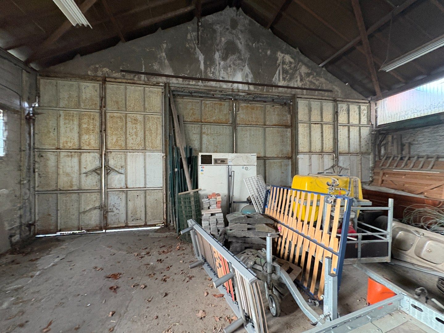 Woning met loodsen op +-2000 m² te Aalbeke. foto 7