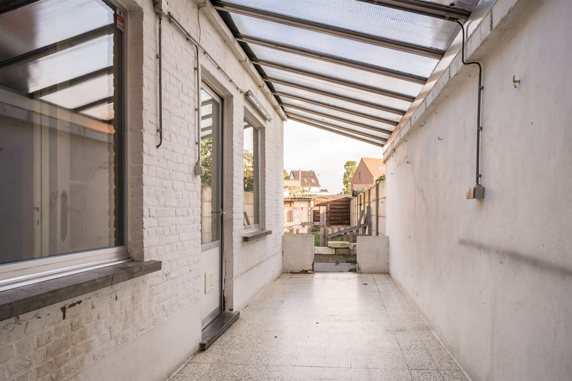 Te renoveren woning met achteruitgang in de tuin. foto 17
