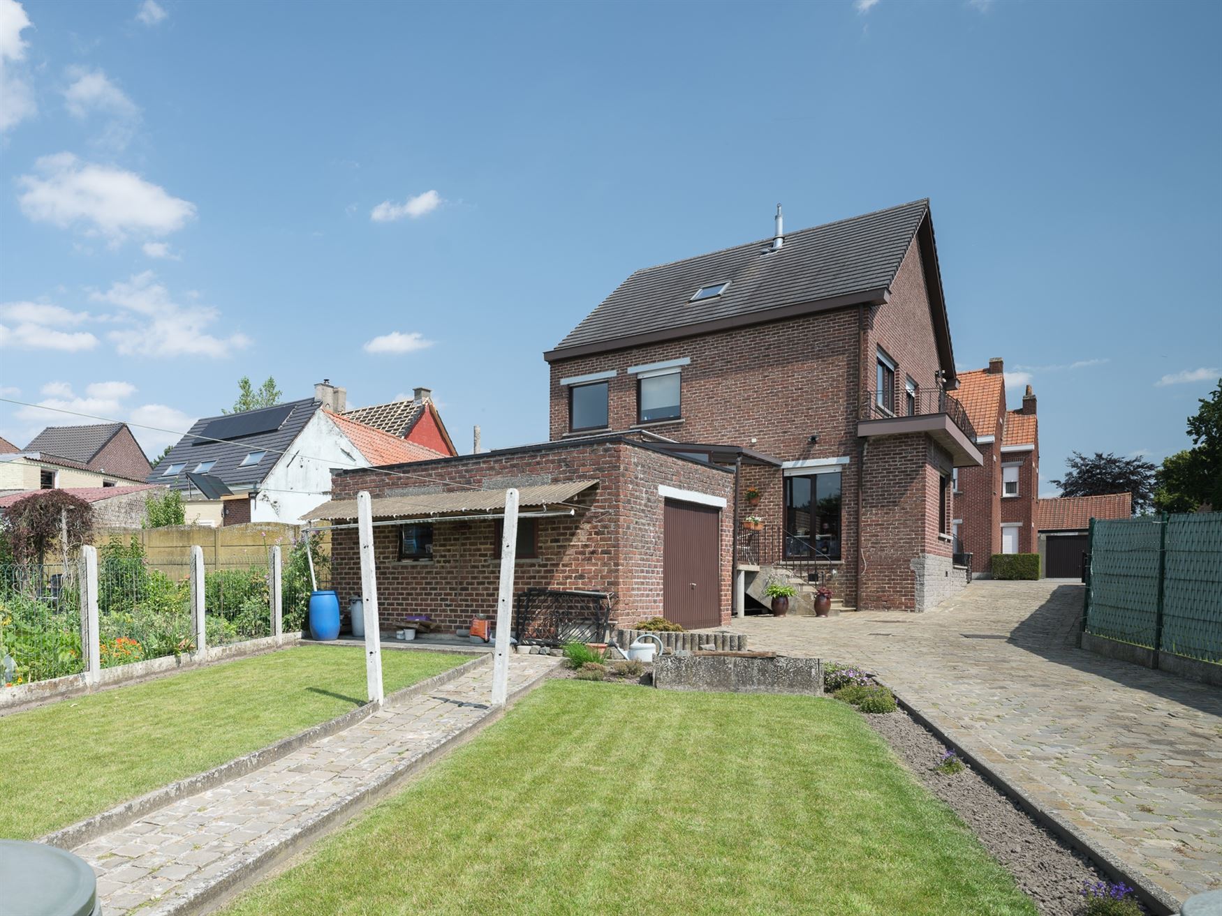 Solide & ruime woning  foto 2