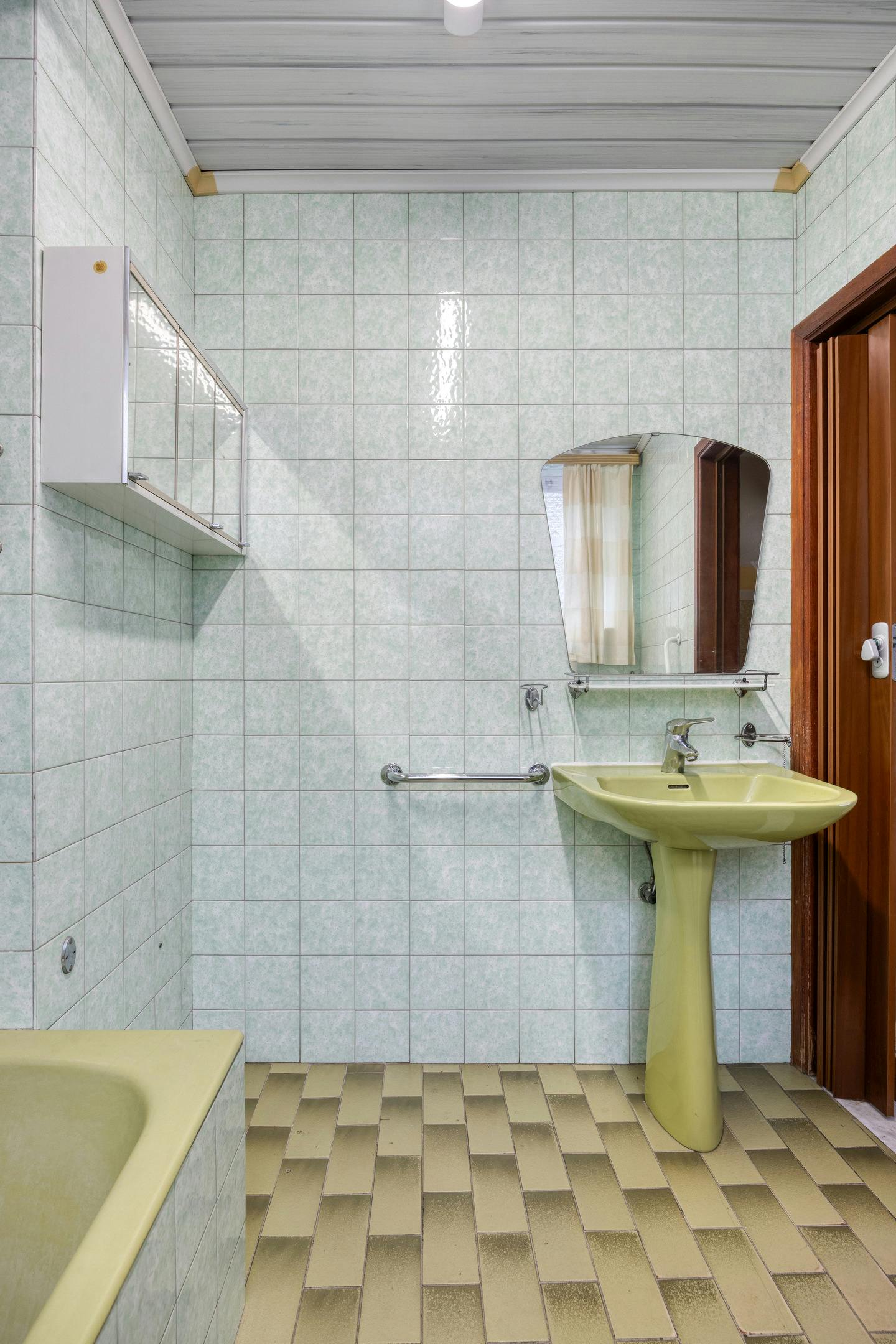 Te renoveren woning met zonnige tuin in Genk foto 7