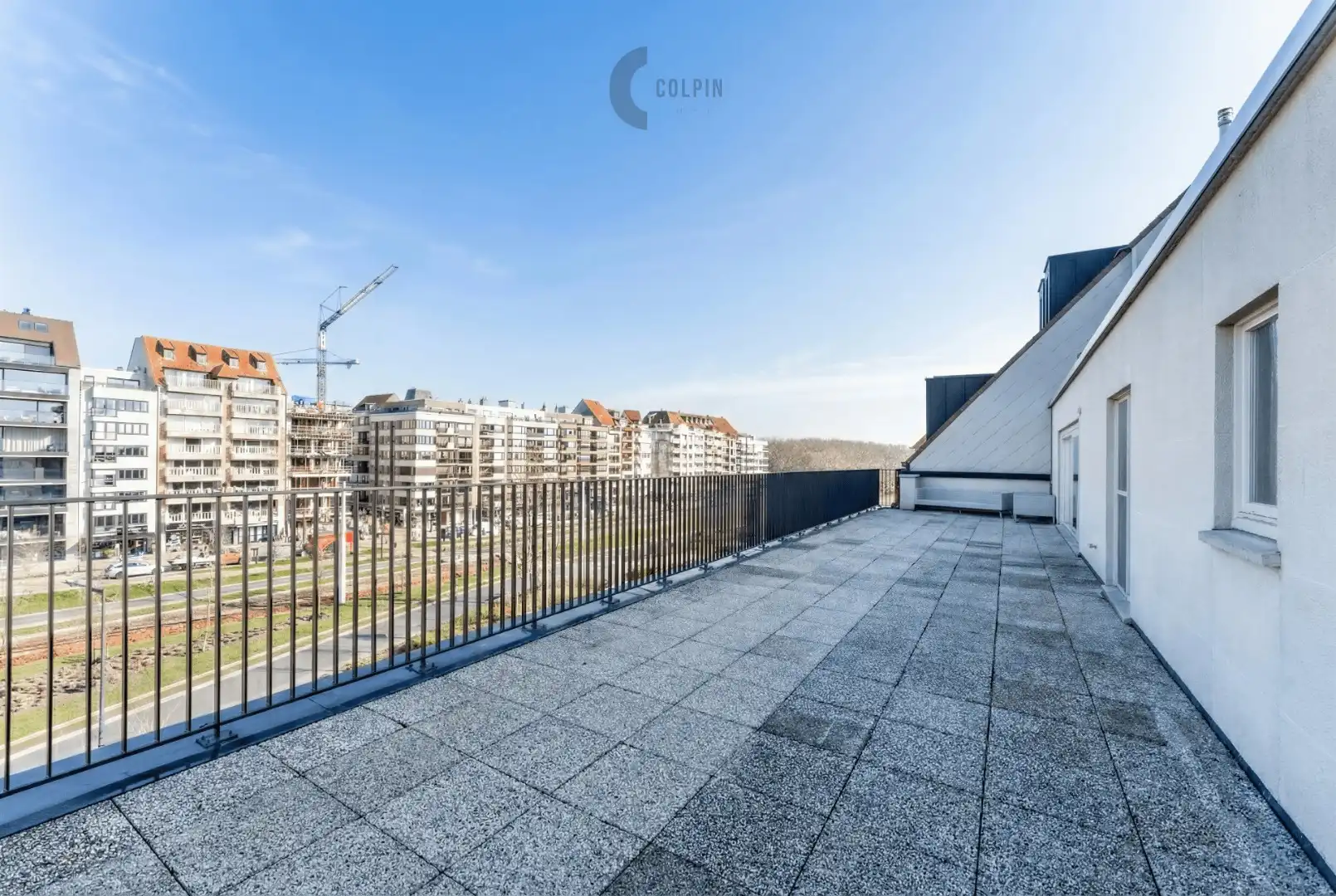 Prachtig penthouse appartement in de Knokkestraat met 125 m2 aan terrassen. foto {{pictureIndex}}