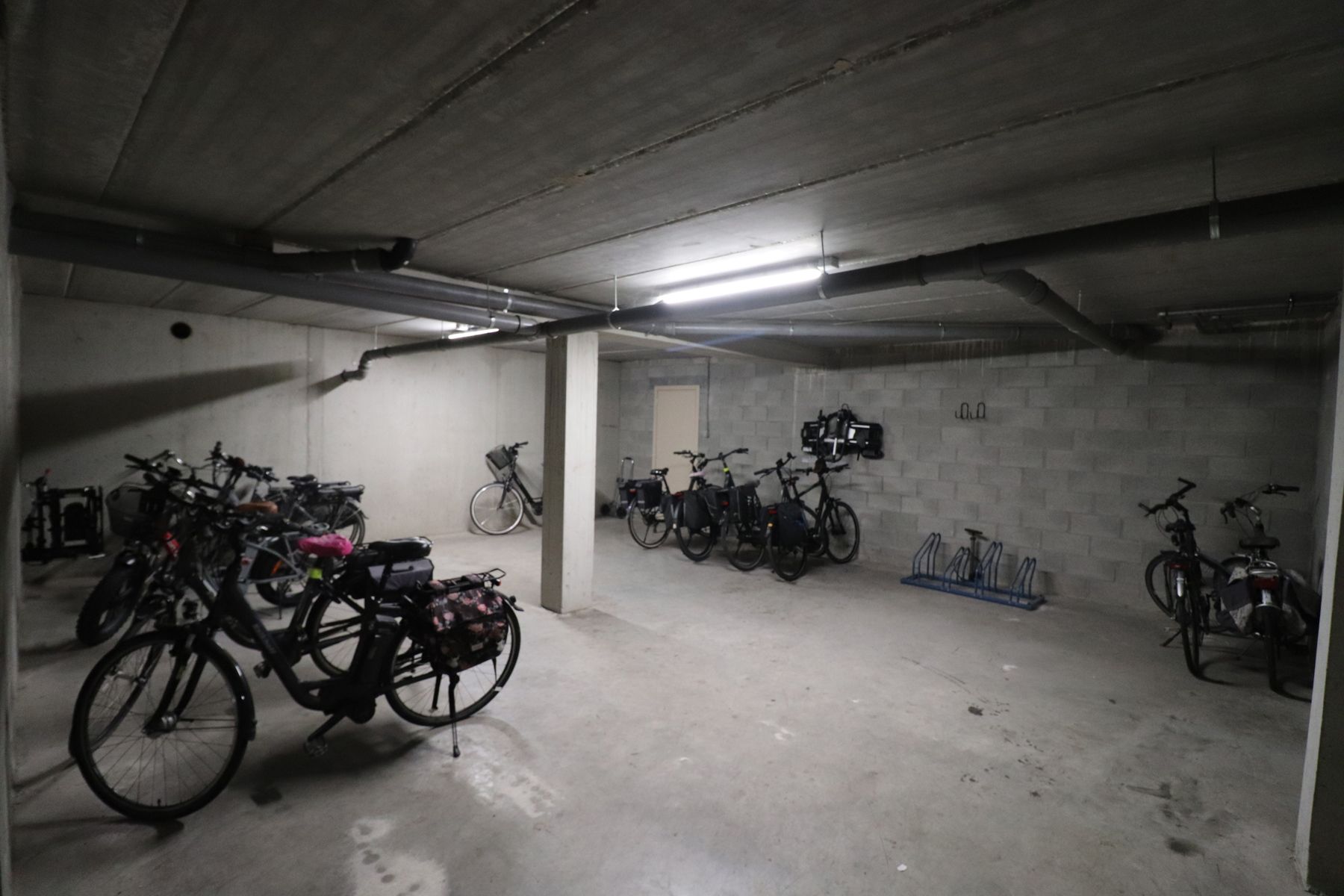 Een appartement op de derde verdieping links met 3 slaapkamers, terras en autostaanplaats. foto 17