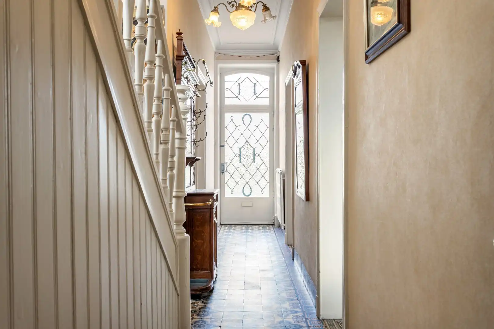 Karaktervol, te renoveren herenhuis met enorm potentieel te Gooik foto 3