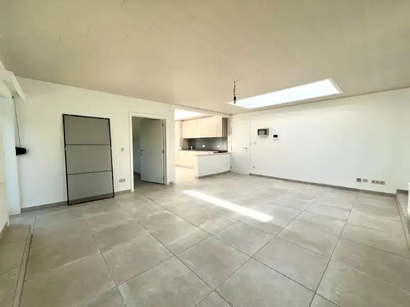 GERENOVEERD EENSLAAPKAMERAPPARTEMENT TE HUUR foto 3