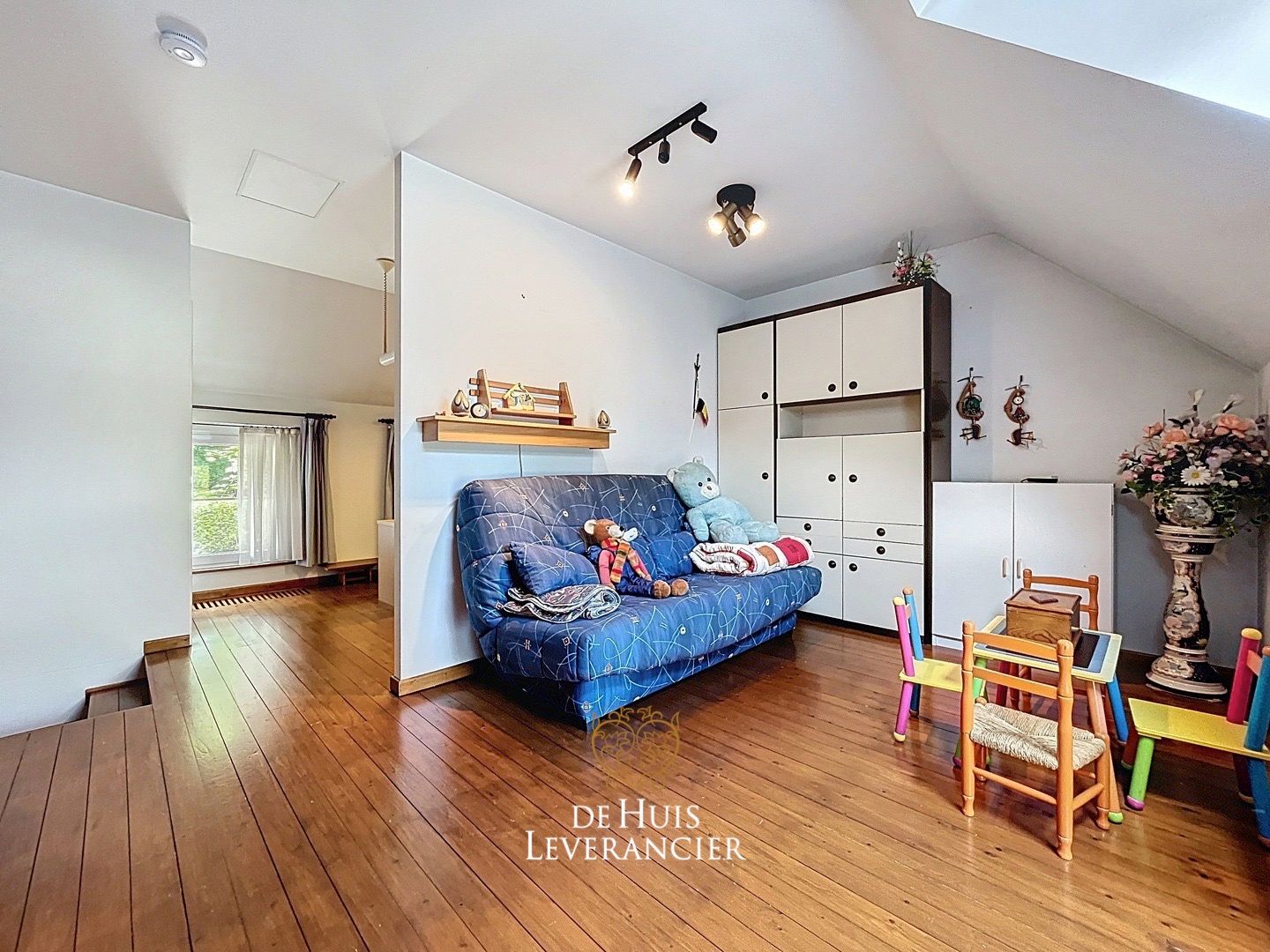 Zeldzame renovatiekans te koop in hartje Noeveren ! Unieke woning met ruimte, groen en grote garage foto 16