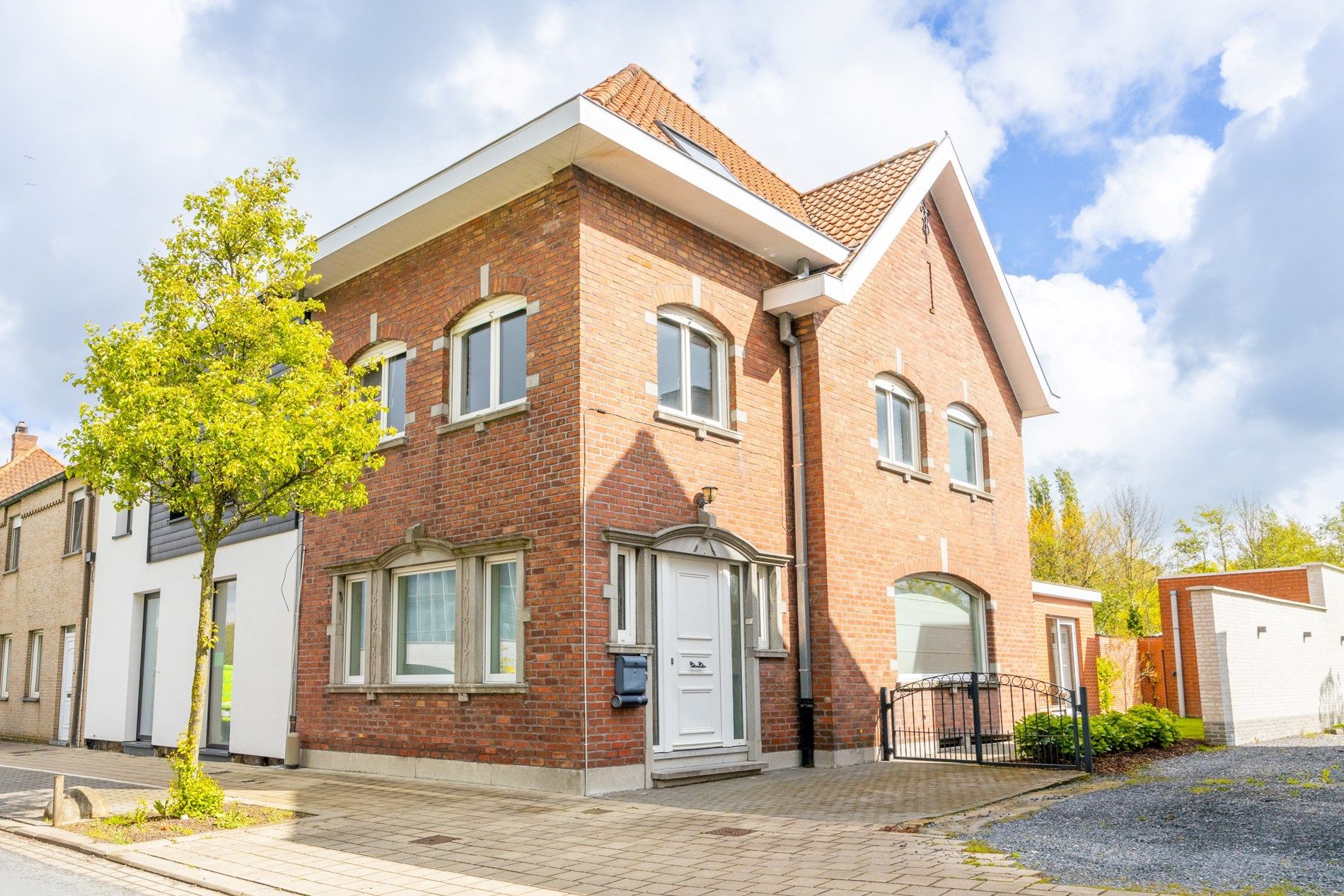 CHARMANTE WONING MET UITWEG EN DUBBELE GARAGE foto {{pictureIndex}}