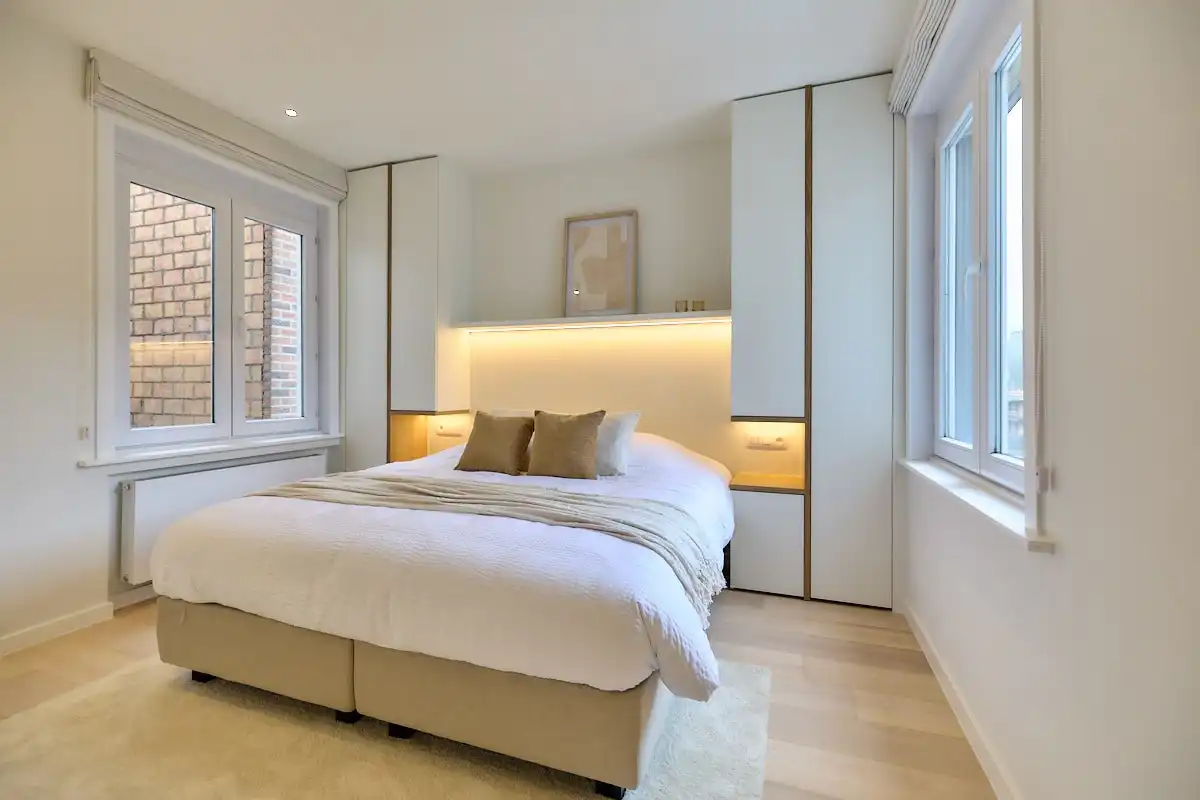 Gerenoveerd appartement met 4 slpks. en zijdelings zeezicht foto 9