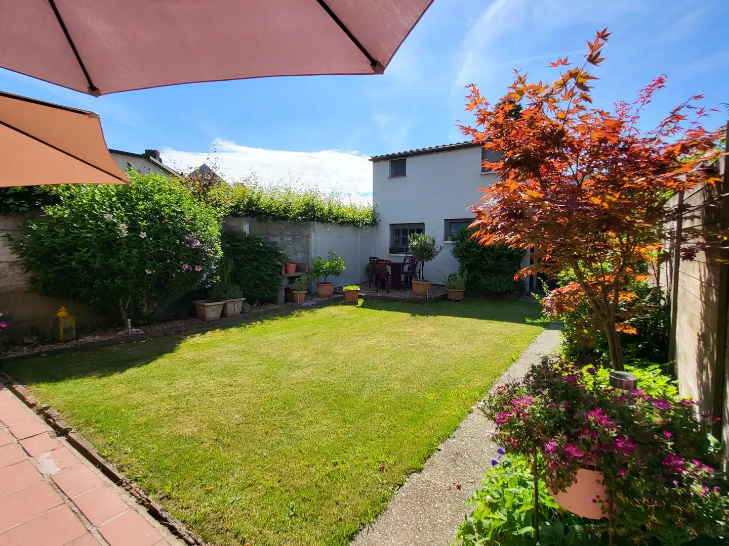 Deze ruime halfopen bebouwing met een bewoonbare oppervlakte van 134 m² is rustig gelegen aan de stadsrand. foto 4