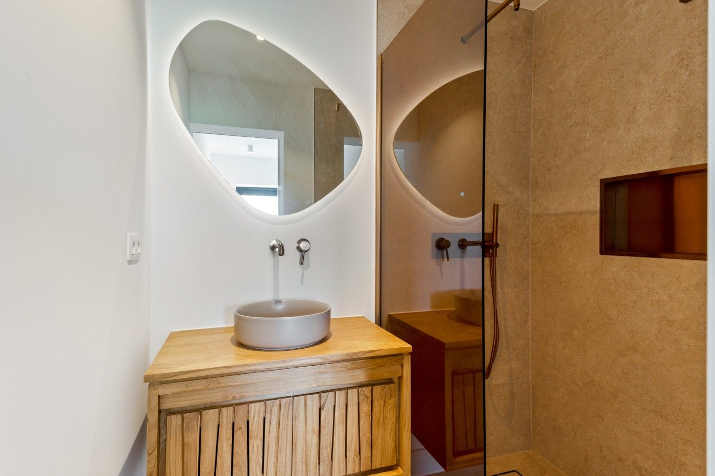Prachtig gerenoveerde, vrijstaande woning met 4 slpk., tuin en polyvalent bijgebouw foto 18