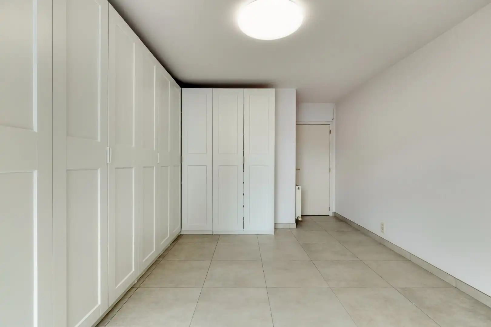 Ruim 2-slaapkamer appartement met parkeerplaats in Halle foto 11