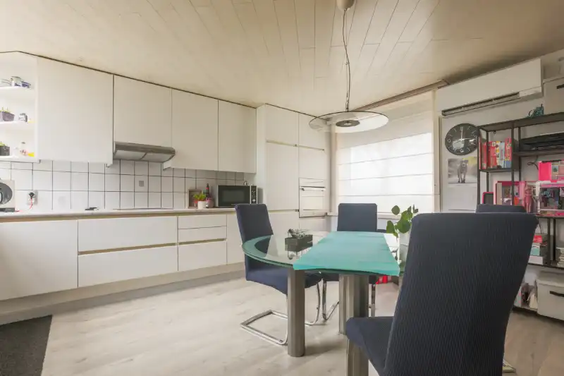 Halfopen woning met 3 slaapkamers, magazijn/ grote garage en tuin op 510 m² foto 6