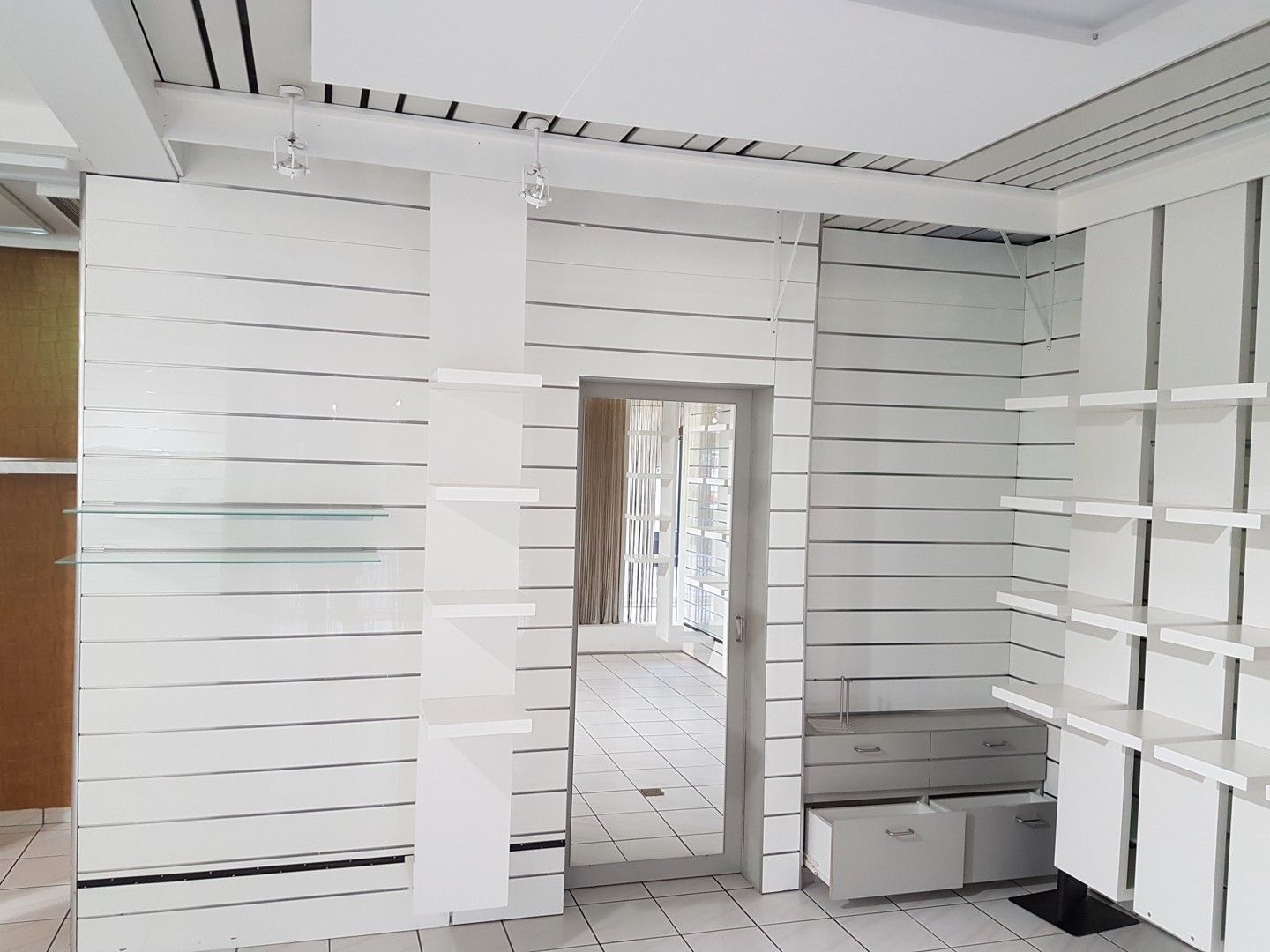 Handelspand  in winkelstraat van Lanaken foto 7